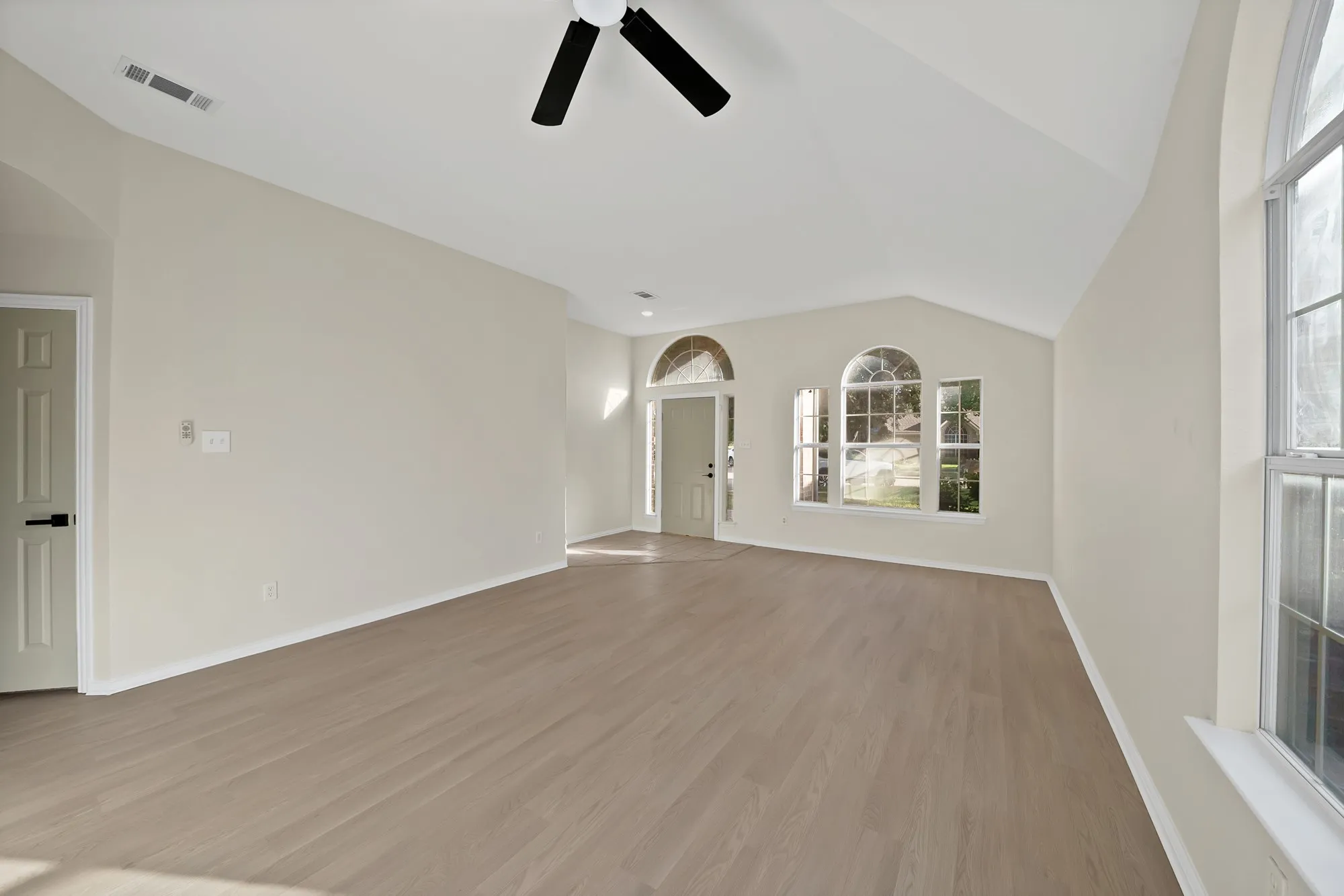 Single Family Residence For Sale in Tarrant County , 5776 Falcon Ridge Court, Haltom City, Texas 76137, 4 Bedroom, 2 Bathroom, 2 Garage spaces, 2,202 Sqft, built in 1997, mls#21410433, Real Estate Agent in Haltom City, Homes For Sale in Tarrant county, Homes For Sale in Haltom City, Realtor in Haltom City Texas, Real Estate Brokerage Independent Realty Texas, Luminita Cordes Realtor