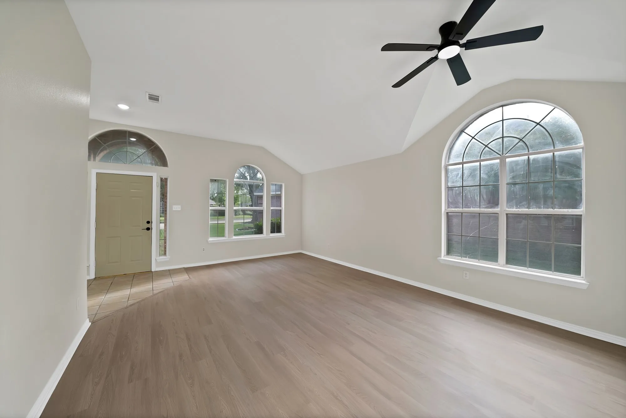 Single Family Residence For Sale in Tarrant County , 5776 Falcon Ridge Court, Haltom City, Texas 76137, 4 Bedroom, 2 Bathroom, 2 Garage spaces, 2,202 Sqft, built in 1997, mls#21410433, Real Estate Agent in Haltom City, Homes For Sale in Tarrant county, Homes For Sale in Haltom City, Realtor in Haltom City Texas, Real Estate Brokerage Independent Realty Texas, Luminita Cordes Realtor