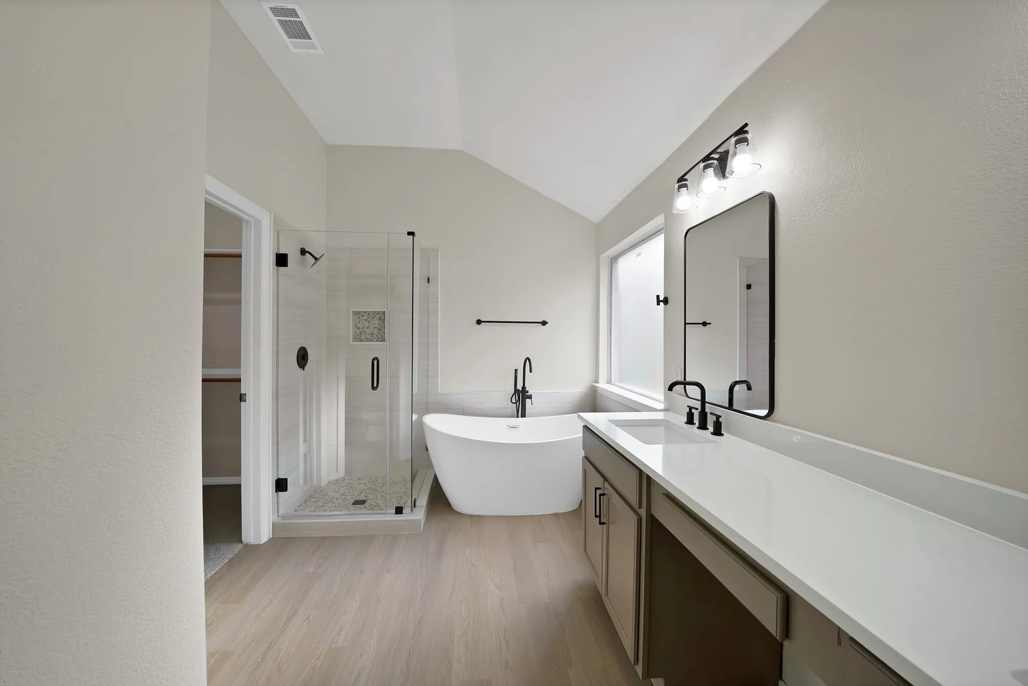 Single Family Residence For Sale in Tarrant County , 5776 Falcon Ridge Court, Haltom City, Texas 76137, 4 Bedroom, 2 Bathroom, 2 Garage spaces, 2,202 Sqft, built in 1997, mls#21410433, Real Estate Agent in Haltom City, Homes For Sale in Tarrant county, Homes For Sale in Haltom City, Realtor in Haltom City Texas, Real Estate Brokerage Independent Realty Texas, Luminita Cordes Realtor