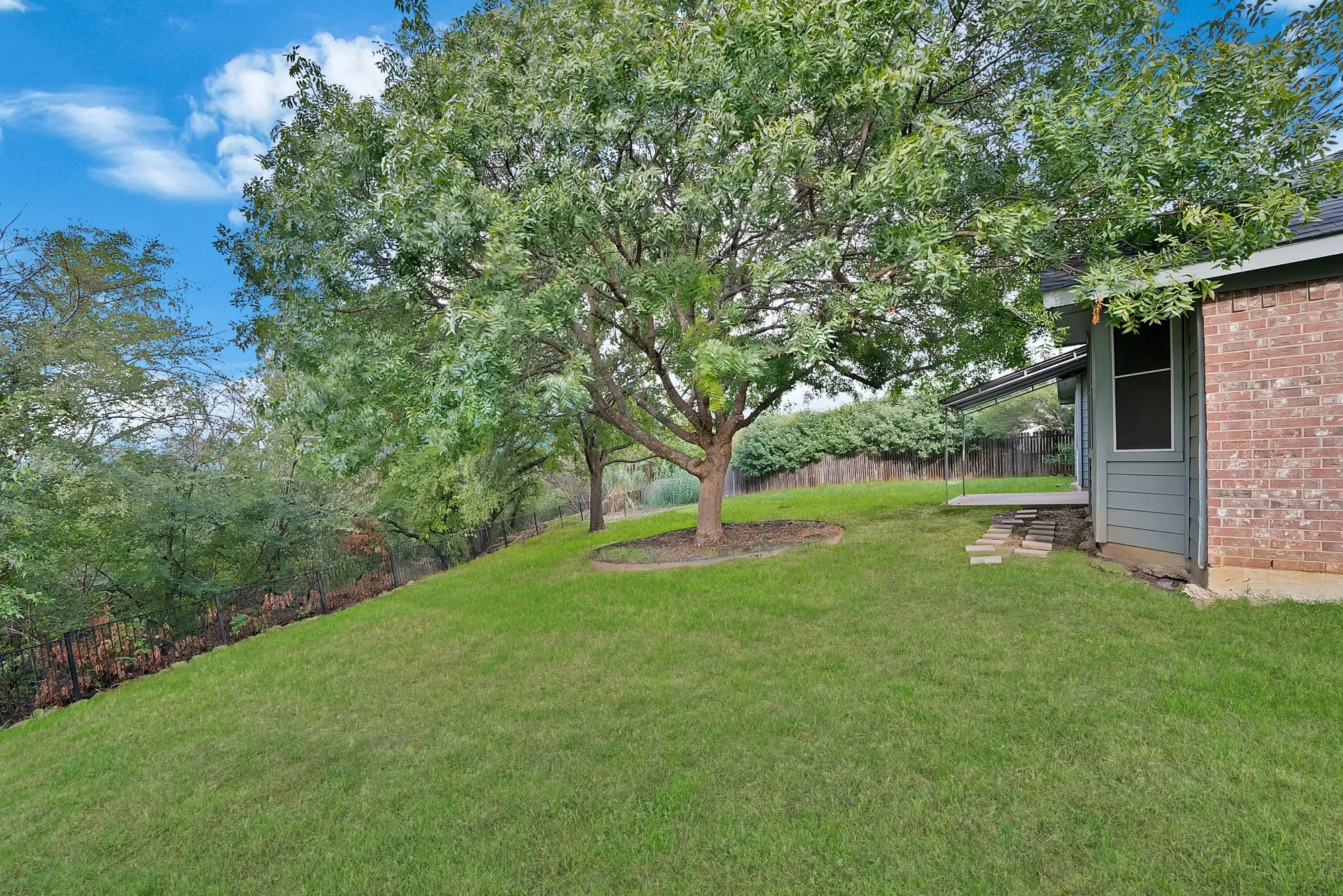Single Family Residence For Sale in Tarrant County , 5776 Falcon Ridge Court, Haltom City, Texas 76137, 4 Bedroom, 2 Bathroom, 2 Garage spaces, 2,202 Sqft, built in 1997, mls#21410433, Real Estate Agent in Haltom City, Homes For Sale in Tarrant county, Homes For Sale in Haltom City, Realtor in Haltom City Texas, Real Estate Brokerage Independent Realty Texas, Luminita Cordes Realtor