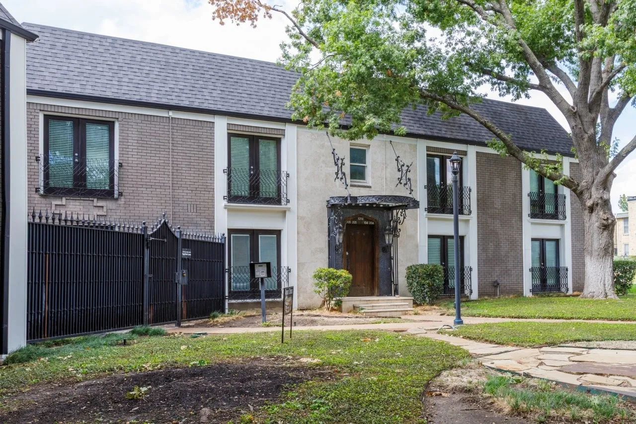 Condominium For Sale in Dallas County , 10119 Regal Park Lane 104, Dallas, Texas 75230, 2 Bedroom, 2 Bathroom, Garage spaces, 949 Sqft, built in 1964, mls#21412447, Real Estate Agent in Dallas, Homes For Sale in Dallas county, Homes For Sale in Dallas, Realtor in Dallas Texas, Real Estate Brokerage Independent Realty Texas, Luminita Cordes Realtor