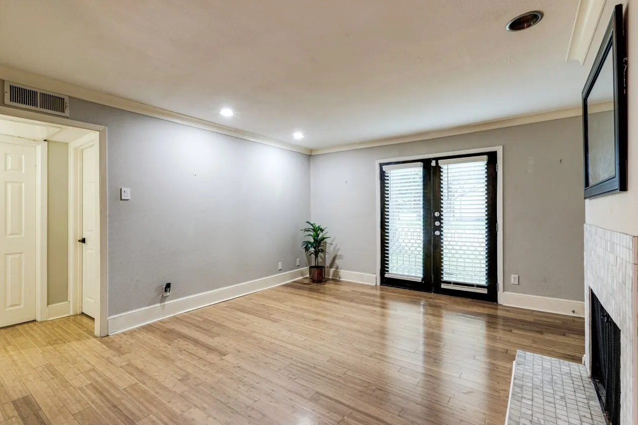 Condominium For Sale in Dallas County , 10119 Regal Park Lane 104, Dallas, Texas 75230, 2 Bedroom, 2 Bathroom, Garage spaces, 949 Sqft, built in 1964, mls#21412447, Real Estate Agent in Dallas, Homes For Sale in Dallas county, Homes For Sale in Dallas, Realtor in Dallas Texas, Real Estate Brokerage Independent Realty Texas, Luminita Cordes Realtor