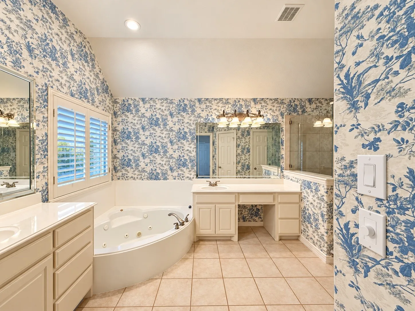 Single Family Residence For Sale in Denton County , 768 Ashleigh Lane, Lantana, Texas 76226, 3 Bedroom, 4 Bathroom, 3 Garage spaces, 2,938 Sqft, built in 2003, mls#21412031, Real Estate Agent in Lantana, Homes For Sale in Denton county, Homes For Sale in Lantana, Realtor in Lantana Texas, Real Estate Brokerage Independent Realty Texas, Luminita Cordes Realtor