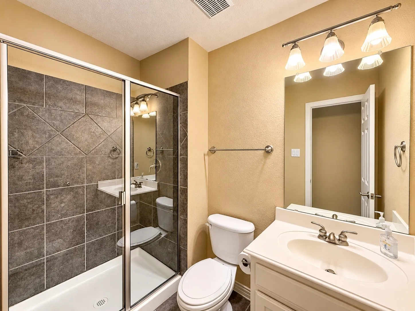 Single Family Residence For Sale in Denton County , 768 Ashleigh Lane, Lantana, Texas 76226, 3 Bedroom, 4 Bathroom, 3 Garage spaces, 2,938 Sqft, built in 2003, mls#21412031, Real Estate Agent in Lantana, Homes For Sale in Denton county, Homes For Sale in Lantana, Realtor in Lantana Texas, Real Estate Brokerage Independent Realty Texas, Luminita Cordes Realtor