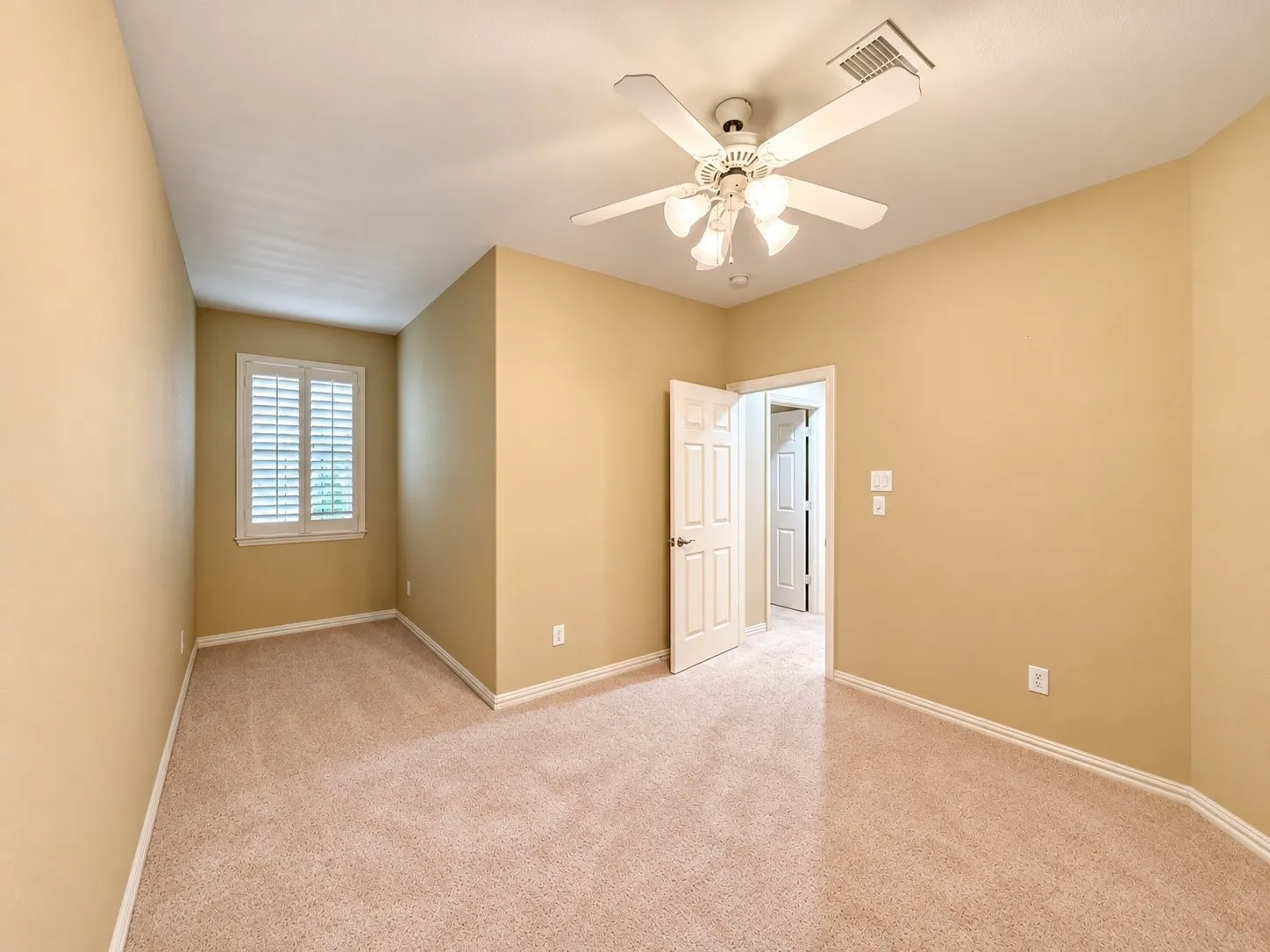Single Family Residence For Sale in Denton County , 768 Ashleigh Lane, Lantana, Texas 76226, 3 Bedroom, 4 Bathroom, 3 Garage spaces, 2,938 Sqft, built in 2003, mls#21412031, Real Estate Agent in Lantana, Homes For Sale in Denton county, Homes For Sale in Lantana, Realtor in Lantana Texas, Real Estate Brokerage Independent Realty Texas, Luminita Cordes Realtor