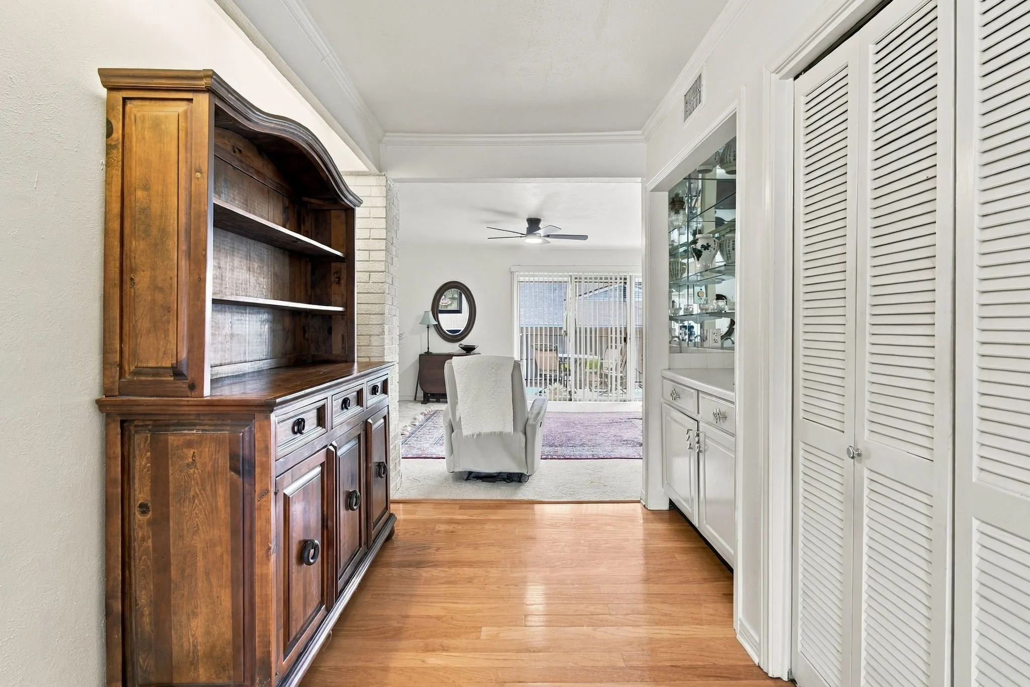 Condominium For Sale in Dallas County , 15930 Stillwood Street 2070, Dallas, Texas 75248, 2 Bedroom, 1 Bathroom, Garage spaces, 1,116 Sqft, built in 1968, mls#21410839, Real Estate Agent in Dallas, Homes For Sale in Dallas county, Homes For Sale in Dallas, Realtor in Dallas Texas, Real Estate Brokerage Independent Realty Texas, Luminita Cordes Realtor