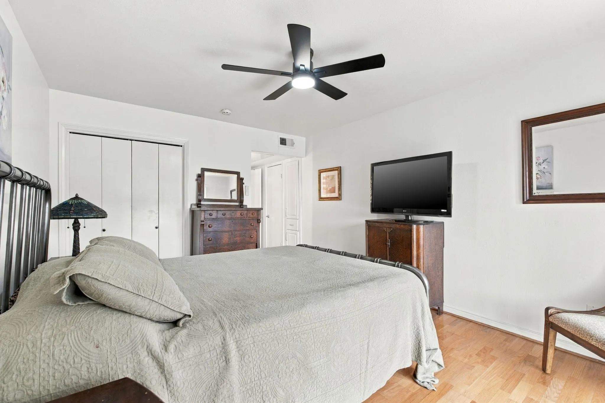 Condominium For Sale in Dallas County , 15930 Stillwood Street 2070, Dallas, Texas 75248, 2 Bedroom, 1 Bathroom, Garage spaces, 1,116 Sqft, built in 1968, mls#21410839, Real Estate Agent in Dallas, Homes For Sale in Dallas county, Homes For Sale in Dallas, Realtor in Dallas Texas, Real Estate Brokerage Independent Realty Texas, Luminita Cordes Realtor