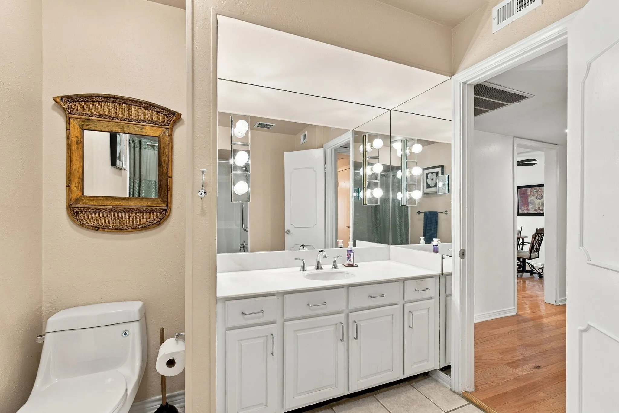 Condominium For Sale in Dallas County , 15930 Stillwood Street 2070, Dallas, Texas 75248, 2 Bedroom, 1 Bathroom, Garage spaces, 1,116 Sqft, built in 1968, mls#21410839, Real Estate Agent in Dallas, Homes For Sale in Dallas county, Homes For Sale in Dallas, Realtor in Dallas Texas, Real Estate Brokerage Independent Realty Texas, Luminita Cordes Realtor