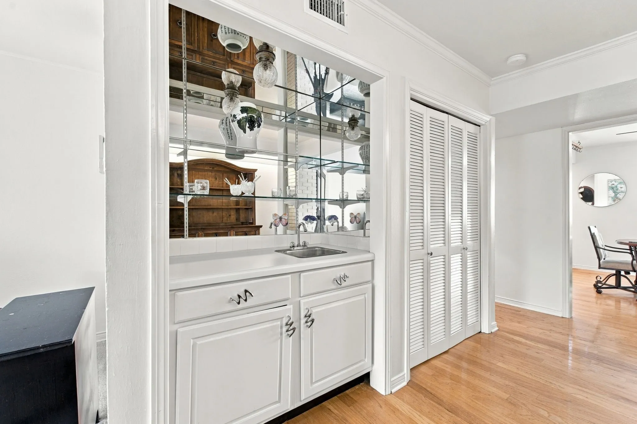 Condominium For Sale in Dallas County , 15930 Stillwood Street 2070, Dallas, Texas 75248, 2 Bedroom, 1 Bathroom, Garage spaces, 1,116 Sqft, built in 1968, mls#21410839, Real Estate Agent in Dallas, Homes For Sale in Dallas county, Homes For Sale in Dallas, Realtor in Dallas Texas, Real Estate Brokerage Independent Realty Texas, Luminita Cordes Realtor