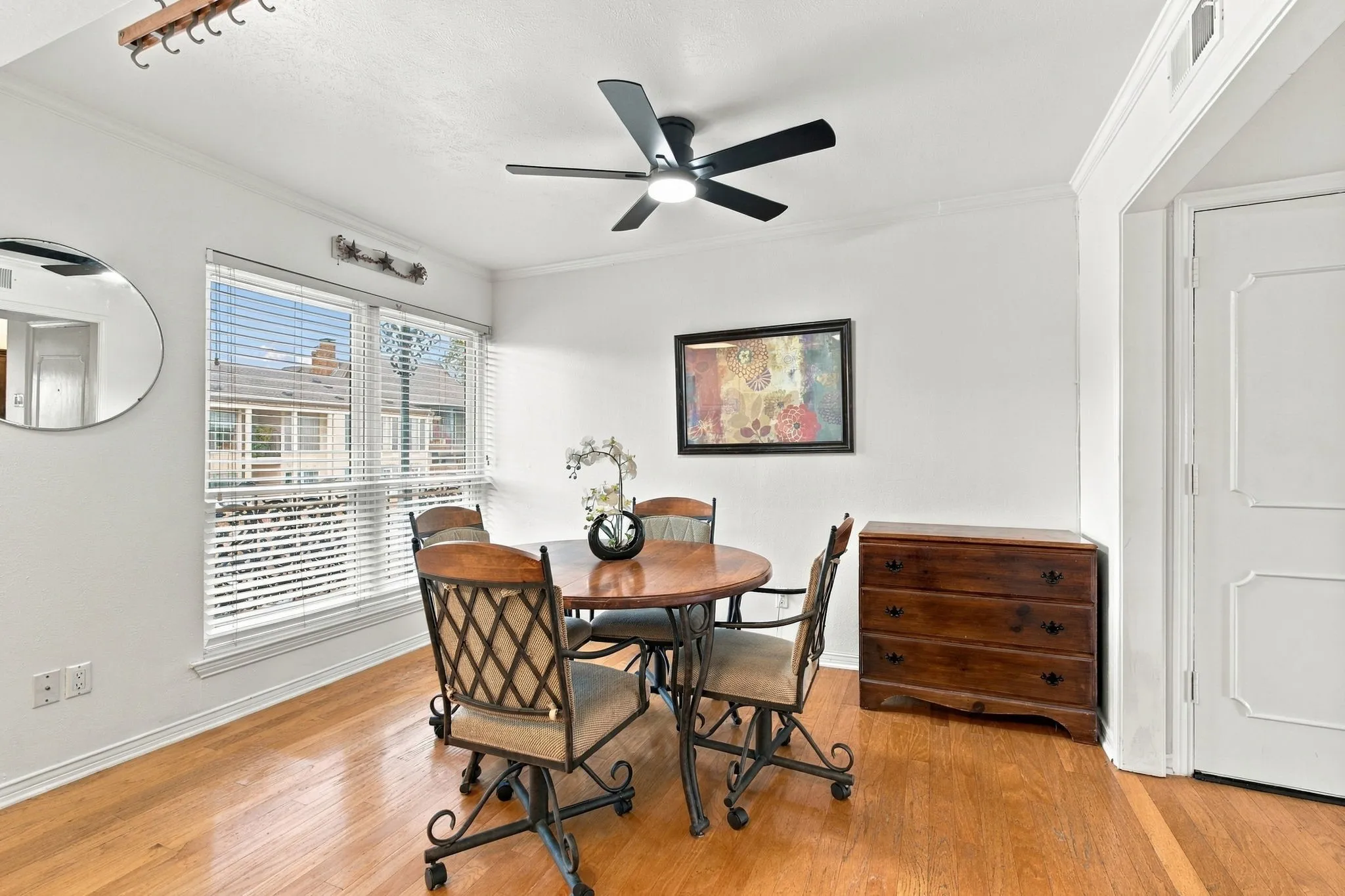 Condominium For Sale in Dallas County , 15930 Stillwood Street 2070, Dallas, Texas 75248, 2 Bedroom, 1 Bathroom, Garage spaces, 1,116 Sqft, built in 1968, mls#21410839, Real Estate Agent in Dallas, Homes For Sale in Dallas county, Homes For Sale in Dallas, Realtor in Dallas Texas, Real Estate Brokerage Independent Realty Texas, Luminita Cordes Realtor