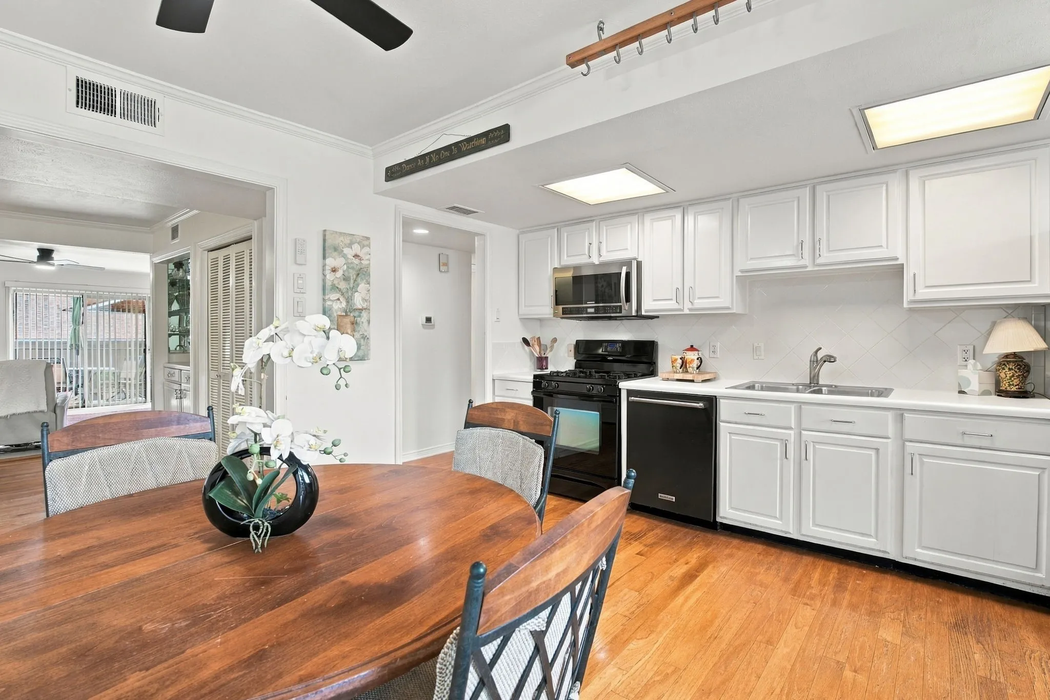 Condominium For Sale in Dallas County , 15930 Stillwood Street 2070, Dallas, Texas 75248, 2 Bedroom, 1 Bathroom, Garage spaces, 1,116 Sqft, built in 1968, mls#21410839, Real Estate Agent in Dallas, Homes For Sale in Dallas county, Homes For Sale in Dallas, Realtor in Dallas Texas, Real Estate Brokerage Independent Realty Texas, Luminita Cordes Realtor