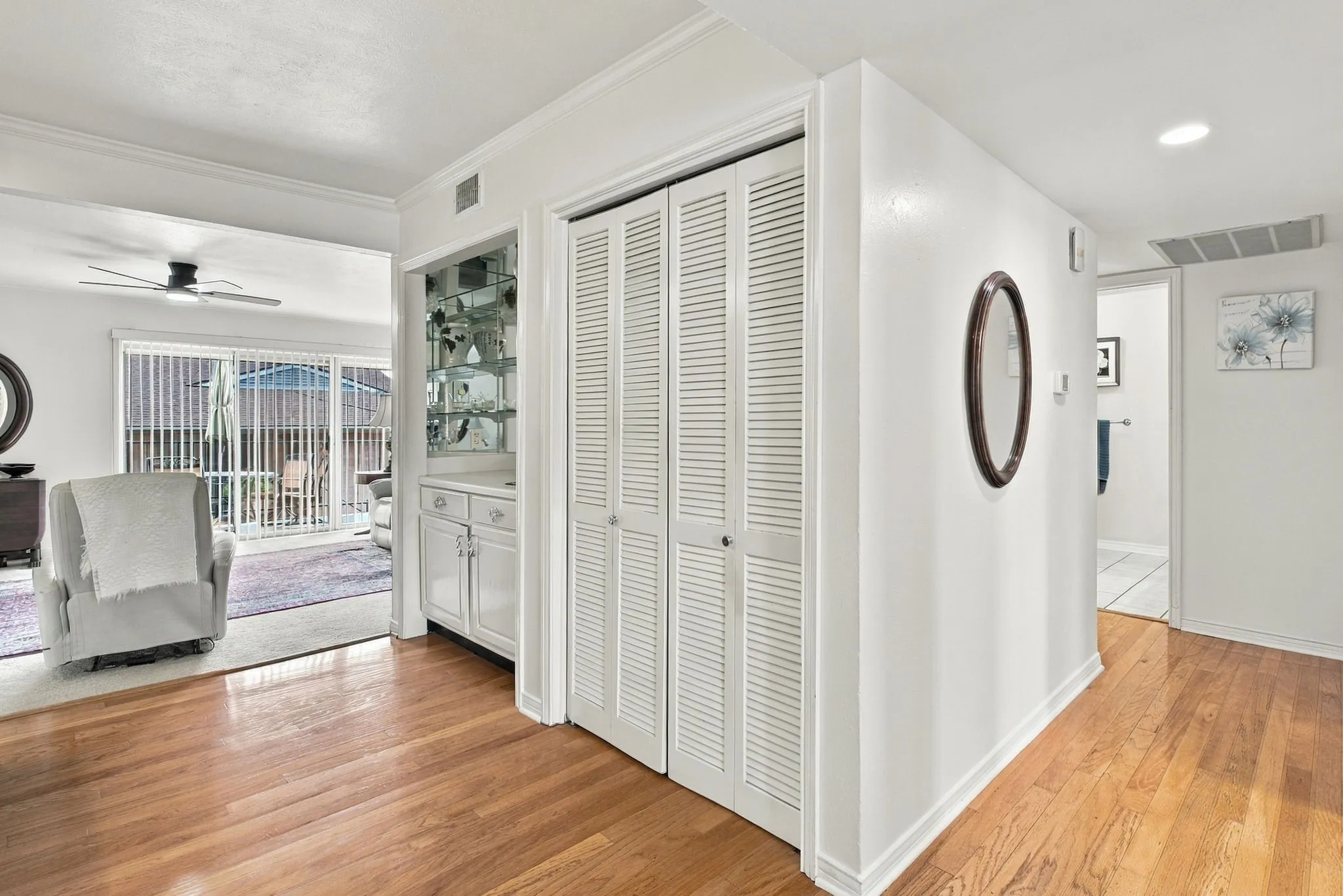 Condominium For Sale in Dallas County , 15930 Stillwood Street 2070, Dallas, Texas 75248, 2 Bedroom, 1 Bathroom, Garage spaces, 1,116 Sqft, built in 1968, mls#21410839, Real Estate Agent in Dallas, Homes For Sale in Dallas county, Homes For Sale in Dallas, Realtor in Dallas Texas, Real Estate Brokerage Independent Realty Texas, Luminita Cordes Realtor