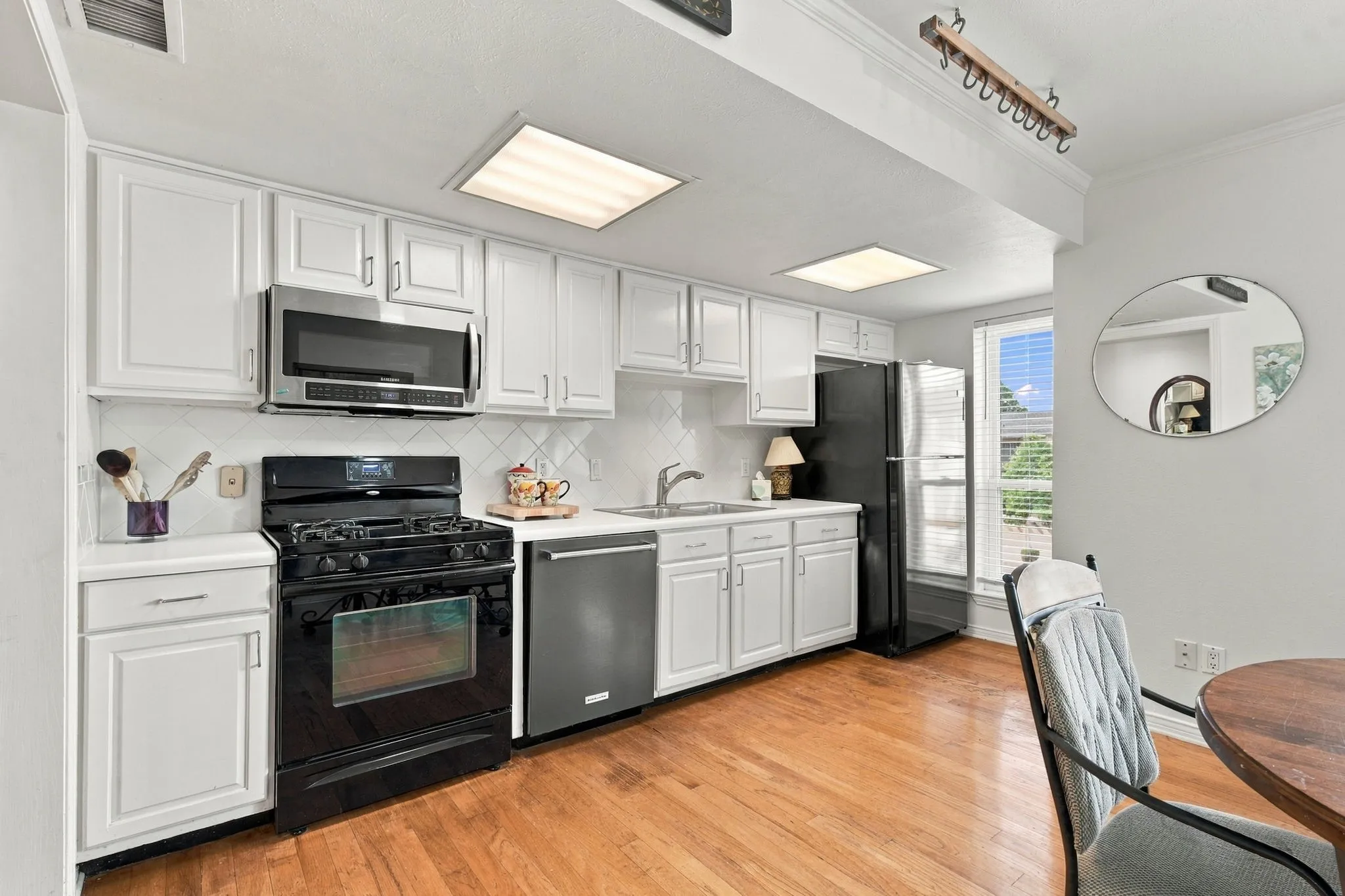 Condominium For Sale in Dallas County , 15930 Stillwood Street 2070, Dallas, Texas 75248, 2 Bedroom, 1 Bathroom, Garage spaces, 1,116 Sqft, built in 1968, mls#21410839, Real Estate Agent in Dallas, Homes For Sale in Dallas county, Homes For Sale in Dallas, Realtor in Dallas Texas, Real Estate Brokerage Independent Realty Texas, Luminita Cordes Realtor