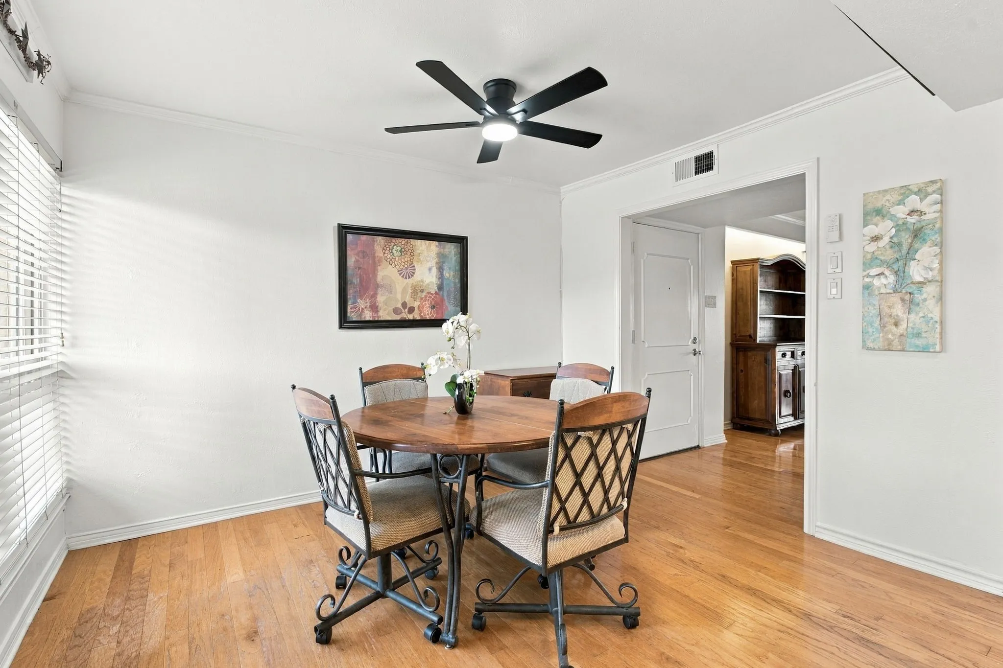 Condominium For Sale in Dallas County , 15930 Stillwood Street 2070, Dallas, Texas 75248, 2 Bedroom, 1 Bathroom, Garage spaces, 1,116 Sqft, built in 1968, mls#21410839, Real Estate Agent in Dallas, Homes For Sale in Dallas county, Homes For Sale in Dallas, Realtor in Dallas Texas, Real Estate Brokerage Independent Realty Texas, Luminita Cordes Realtor