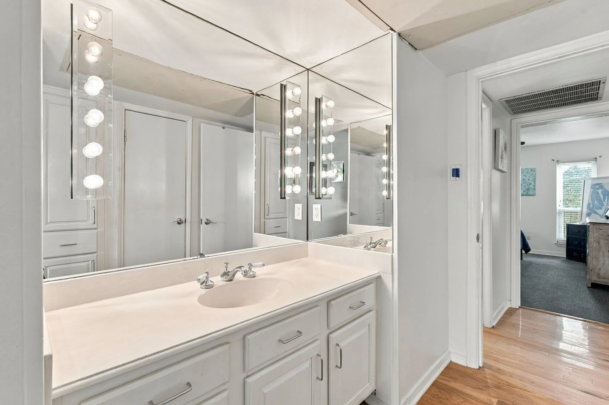 Condominium For Sale in Dallas County , 15930 Stillwood Street 2070, Dallas, Texas 75248, 2 Bedroom, 1 Bathroom, Garage spaces, 1,116 Sqft, built in 1968, mls#21410839, Real Estate Agent in Dallas, Homes For Sale in Dallas county, Homes For Sale in Dallas, Realtor in Dallas Texas, Real Estate Brokerage Independent Realty Texas, Luminita Cordes Realtor