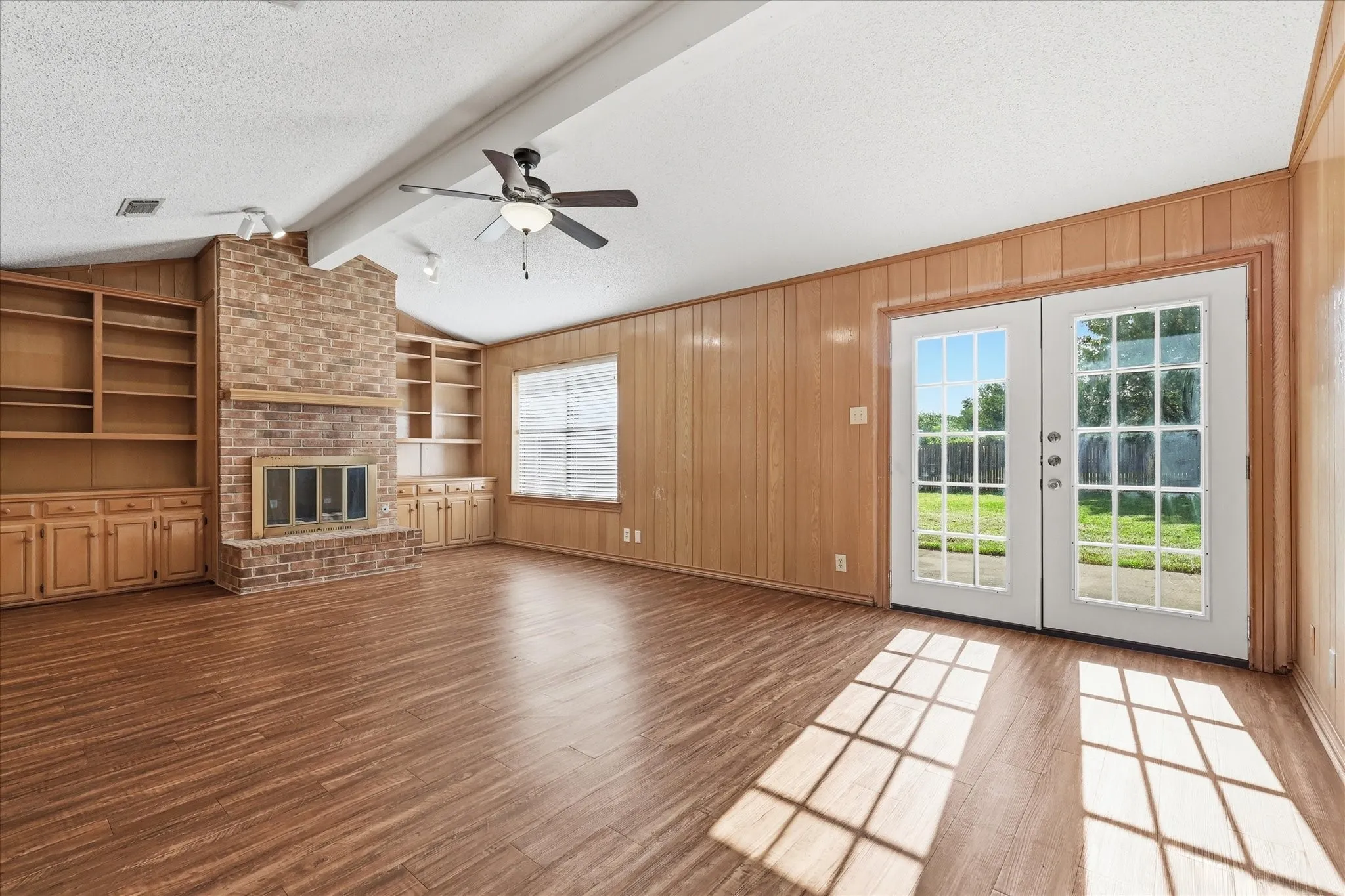 Single Family Residence For Sale in Denton County , 1815 Wisteria Street, Denton, Texas 76205, 3 Bedroom, 2 Bathroom, 2 Garage spaces, 1,680 Sqft, built in 1984, mls#21411926, Real Estate Agent in Denton, Homes For Sale in Denton county, Homes For Sale in Denton, Realtor in Denton Texas, Real Estate Brokerage Independent Realty Texas, Luminita Cordes Realtor