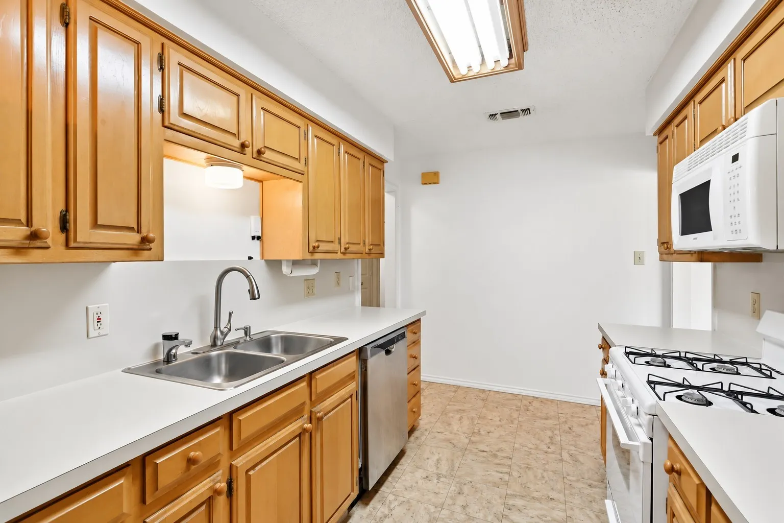 Single Family Residence For Sale in Denton County , 1815 Wisteria Street, Denton, Texas 76205, 3 Bedroom, 2 Bathroom, 2 Garage spaces, 1,680 Sqft, built in 1984, mls#21411926, Real Estate Agent in Denton, Homes For Sale in Denton county, Homes For Sale in Denton, Realtor in Denton Texas, Real Estate Brokerage Independent Realty Texas, Luminita Cordes Realtor