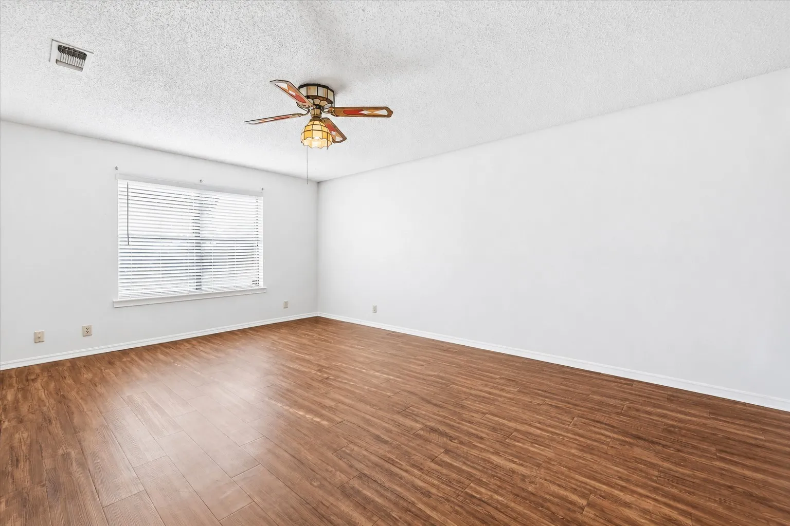 Single Family Residence For Sale in Denton County , 1815 Wisteria Street, Denton, Texas 76205, 3 Bedroom, 2 Bathroom, 2 Garage spaces, 1,680 Sqft, built in 1984, mls#21411926, Real Estate Agent in Denton, Homes For Sale in Denton county, Homes For Sale in Denton, Realtor in Denton Texas, Real Estate Brokerage Independent Realty Texas, Luminita Cordes Realtor