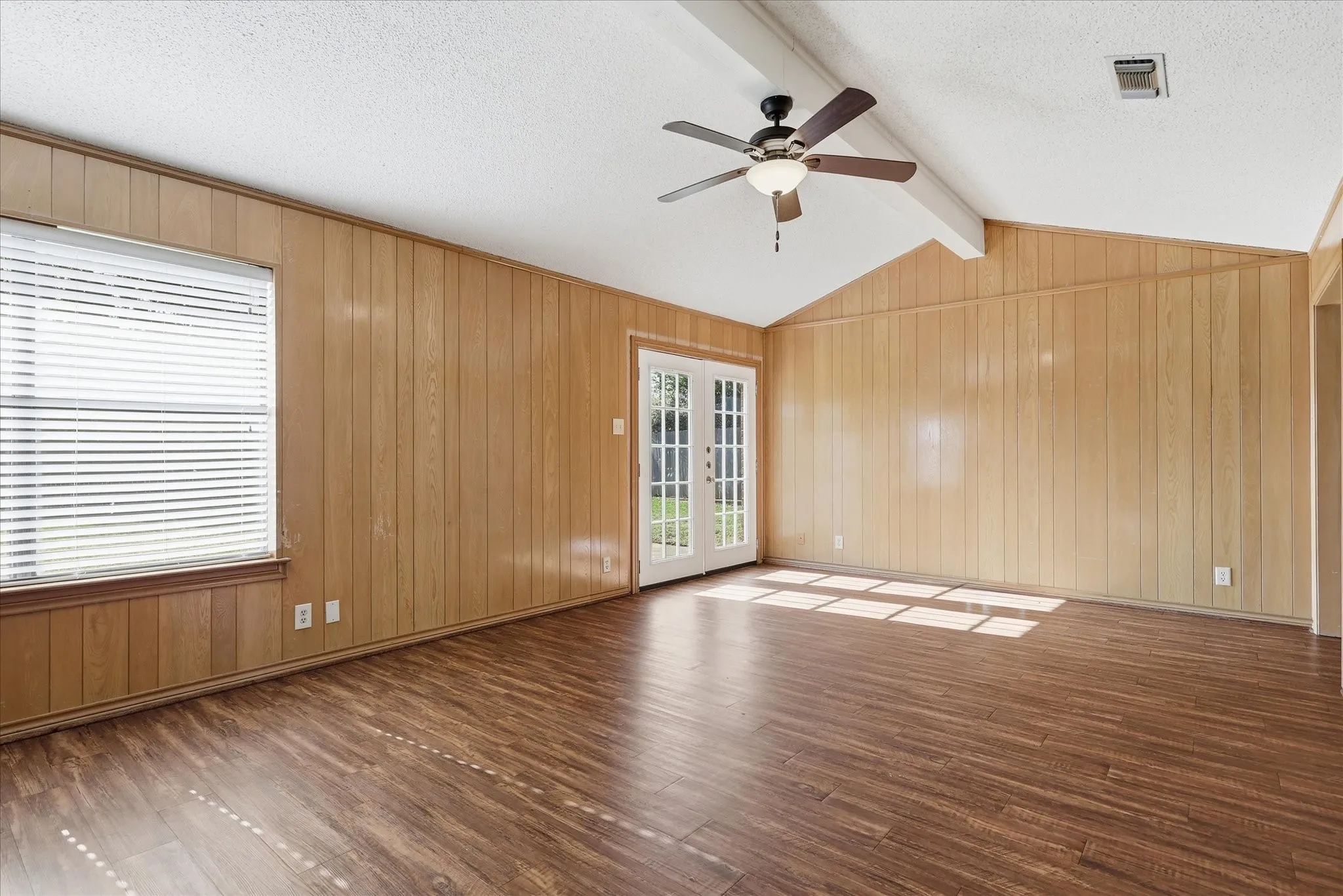 Single Family Residence For Sale in Denton County , 1815 Wisteria Street, Denton, Texas 76205, 3 Bedroom, 2 Bathroom, 2 Garage spaces, 1,680 Sqft, built in 1984, mls#21411926, Real Estate Agent in Denton, Homes For Sale in Denton county, Homes For Sale in Denton, Realtor in Denton Texas, Real Estate Brokerage Independent Realty Texas, Luminita Cordes Realtor
