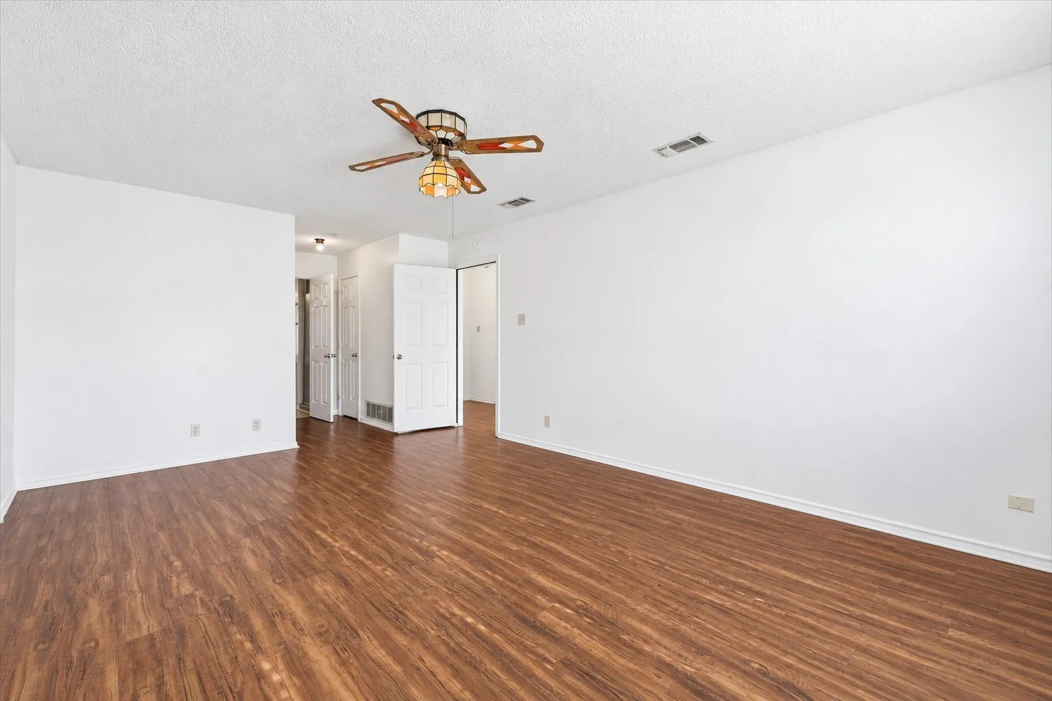 Single Family Residence For Sale in Denton County , 1815 Wisteria Street, Denton, Texas 76205, 3 Bedroom, 2 Bathroom, 2 Garage spaces, 1,680 Sqft, built in 1984, mls#21411926, Real Estate Agent in Denton, Homes For Sale in Denton county, Homes For Sale in Denton, Realtor in Denton Texas, Real Estate Brokerage Independent Realty Texas, Luminita Cordes Realtor