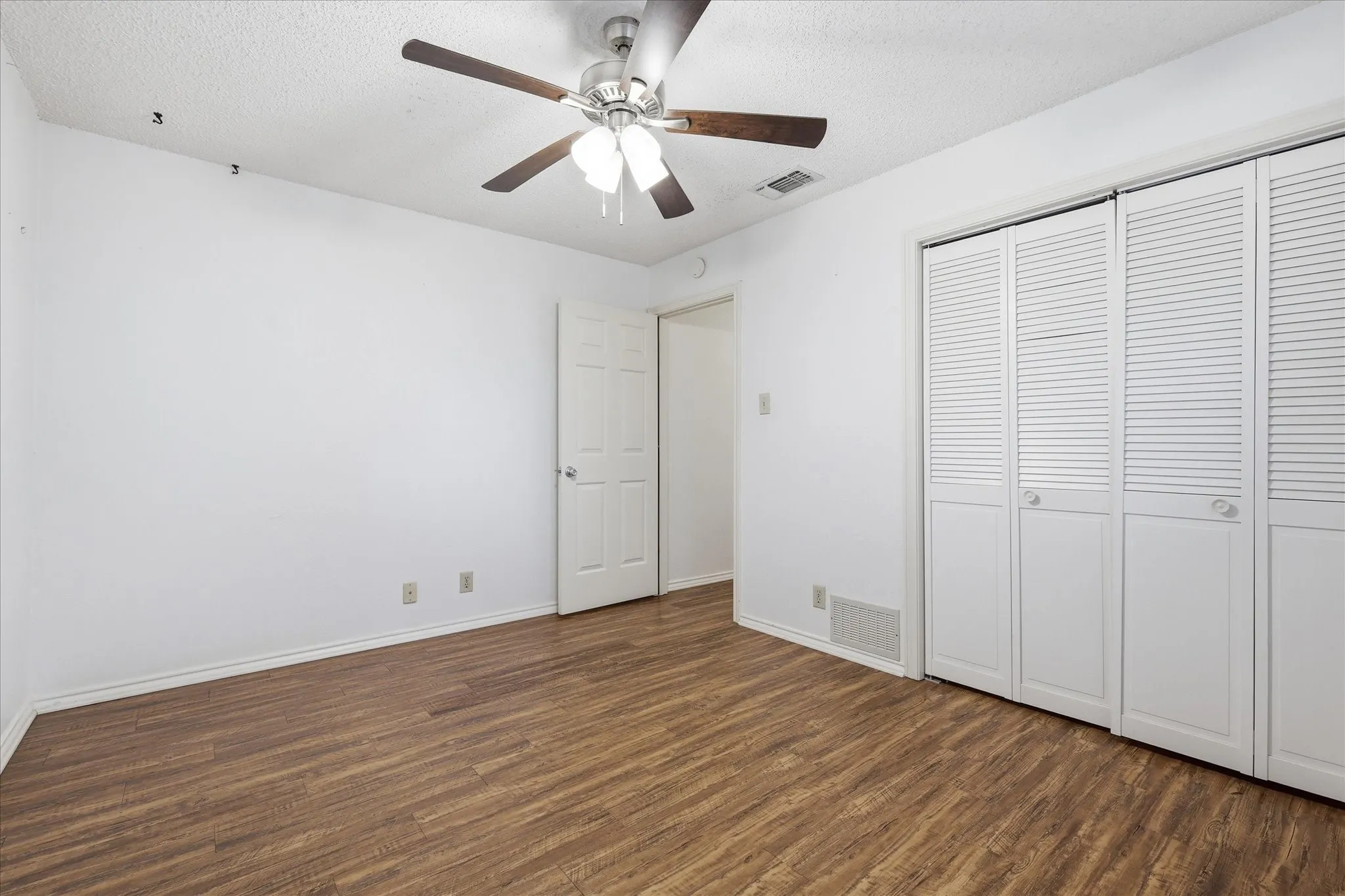 Single Family Residence For Sale in Denton County , 1815 Wisteria Street, Denton, Texas 76205, 3 Bedroom, 2 Bathroom, 2 Garage spaces, 1,680 Sqft, built in 1984, mls#21411926, Real Estate Agent in Denton, Homes For Sale in Denton county, Homes For Sale in Denton, Realtor in Denton Texas, Real Estate Brokerage Independent Realty Texas, Luminita Cordes Realtor