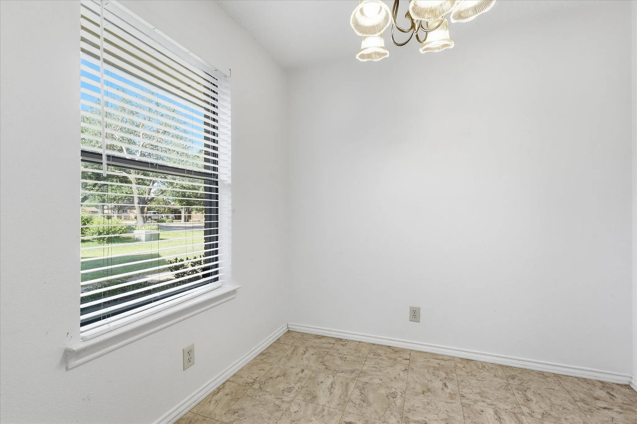 Single Family Residence For Sale in Denton County , 1815 Wisteria Street, Denton, Texas 76205, 3 Bedroom, 2 Bathroom, 2 Garage spaces, 1,680 Sqft, built in 1984, mls#21411926, Real Estate Agent in Denton, Homes For Sale in Denton county, Homes For Sale in Denton, Realtor in Denton Texas, Real Estate Brokerage Independent Realty Texas, Luminita Cordes Realtor