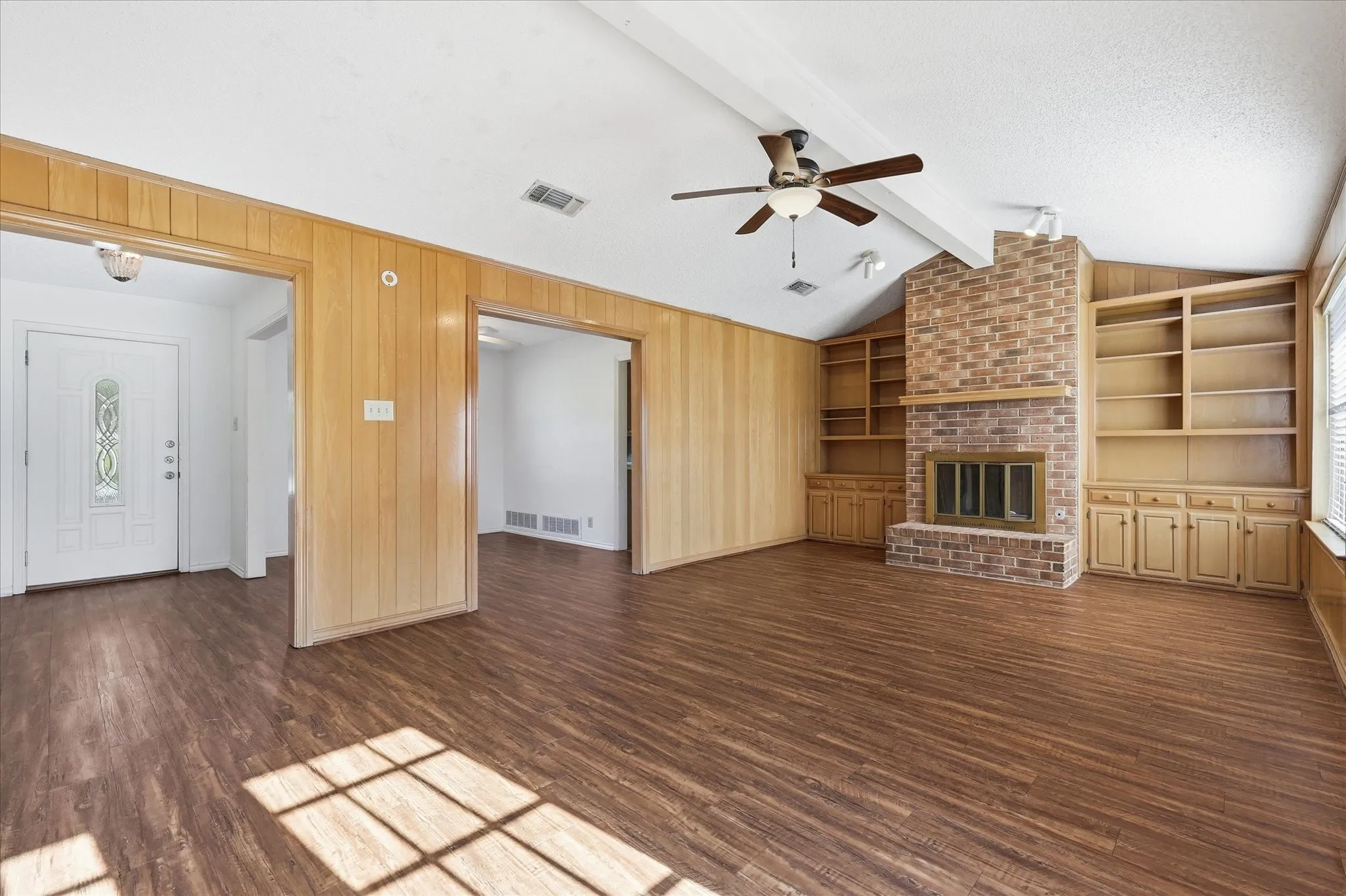 Single Family Residence For Sale in Denton County , 1815 Wisteria Street, Denton, Texas 76205, 3 Bedroom, 2 Bathroom, 2 Garage spaces, 1,680 Sqft, built in 1984, mls#21411926, Real Estate Agent in Denton, Homes For Sale in Denton county, Homes For Sale in Denton, Realtor in Denton Texas, Real Estate Brokerage Independent Realty Texas, Luminita Cordes Realtor