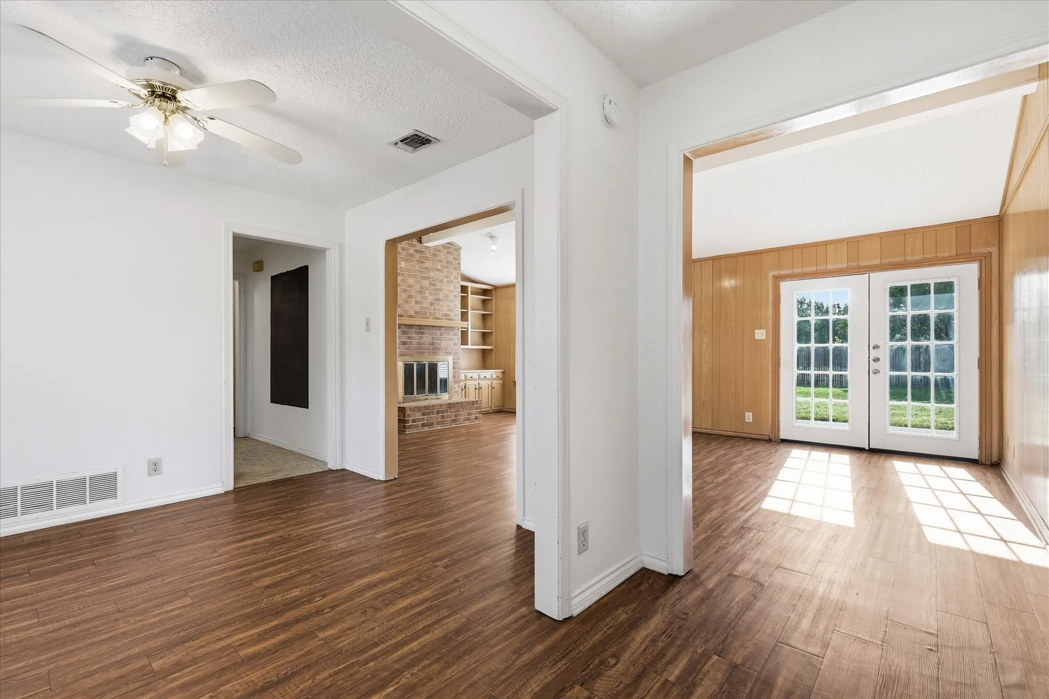 Single Family Residence For Sale in Denton County , 1815 Wisteria Street, Denton, Texas 76205, 3 Bedroom, 2 Bathroom, 2 Garage spaces, 1,680 Sqft, built in 1984, mls#21411926, Real Estate Agent in Denton, Homes For Sale in Denton county, Homes For Sale in Denton, Realtor in Denton Texas, Real Estate Brokerage Independent Realty Texas, Luminita Cordes Realtor