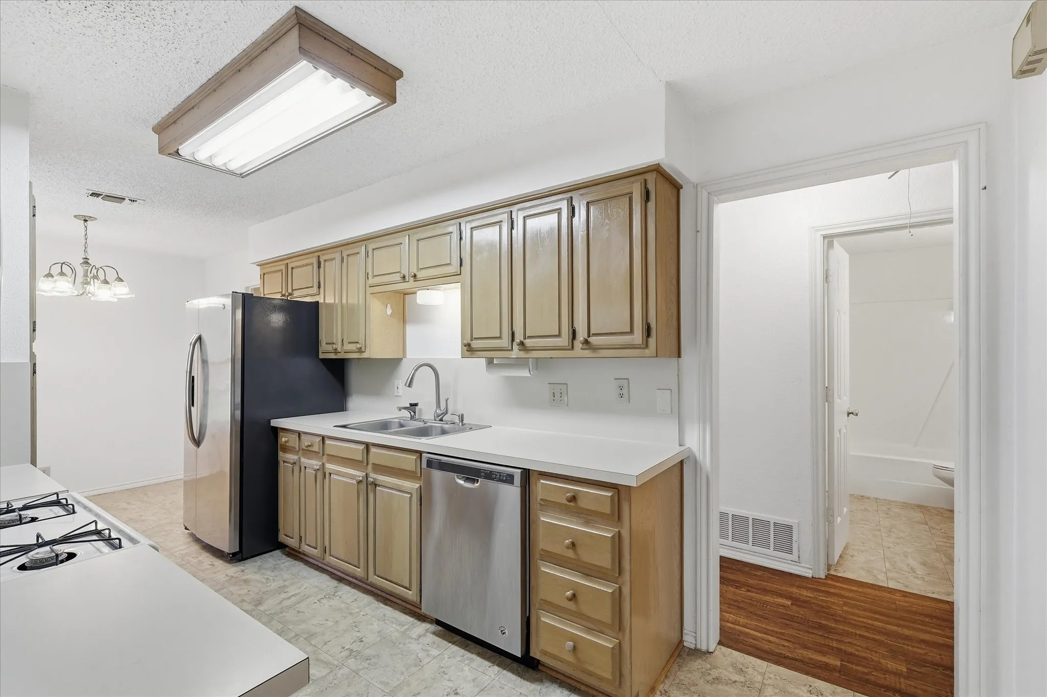 Single Family Residence For Sale in Denton County , 1815 Wisteria Street, Denton, Texas 76205, 3 Bedroom, 2 Bathroom, 2 Garage spaces, 1,680 Sqft, built in 1984, mls#21411926, Real Estate Agent in Denton, Homes For Sale in Denton county, Homes For Sale in Denton, Realtor in Denton Texas, Real Estate Brokerage Independent Realty Texas, Luminita Cordes Realtor