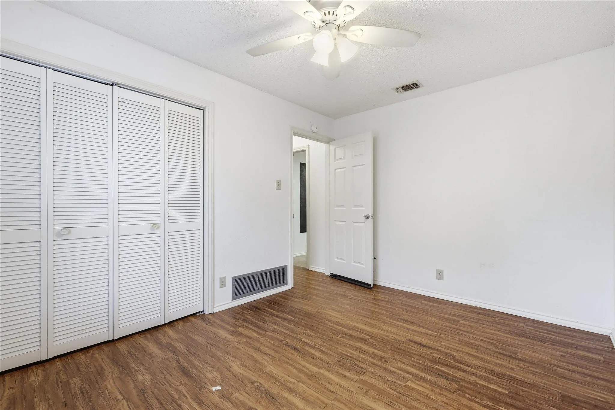 Single Family Residence For Sale in Denton County , 1815 Wisteria Street, Denton, Texas 76205, 3 Bedroom, 2 Bathroom, 2 Garage spaces, 1,680 Sqft, built in 1984, mls#21411926, Real Estate Agent in Denton, Homes For Sale in Denton county, Homes For Sale in Denton, Realtor in Denton Texas, Real Estate Brokerage Independent Realty Texas, Luminita Cordes Realtor