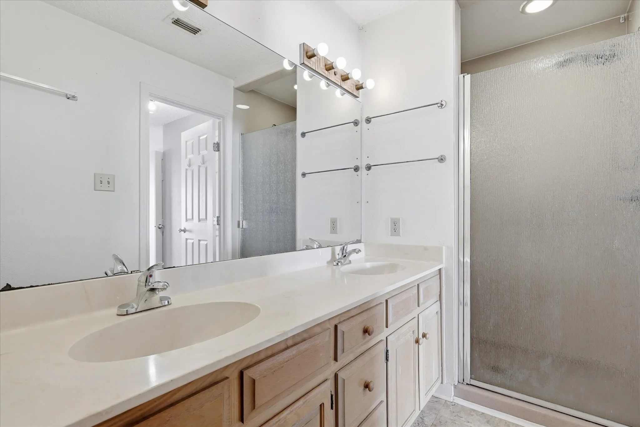 Single Family Residence For Sale in Denton County , 1815 Wisteria Street, Denton, Texas 76205, 3 Bedroom, 2 Bathroom, 2 Garage spaces, 1,680 Sqft, built in 1984, mls#21411926, Real Estate Agent in Denton, Homes For Sale in Denton county, Homes For Sale in Denton, Realtor in Denton Texas, Real Estate Brokerage Independent Realty Texas, Luminita Cordes Realtor