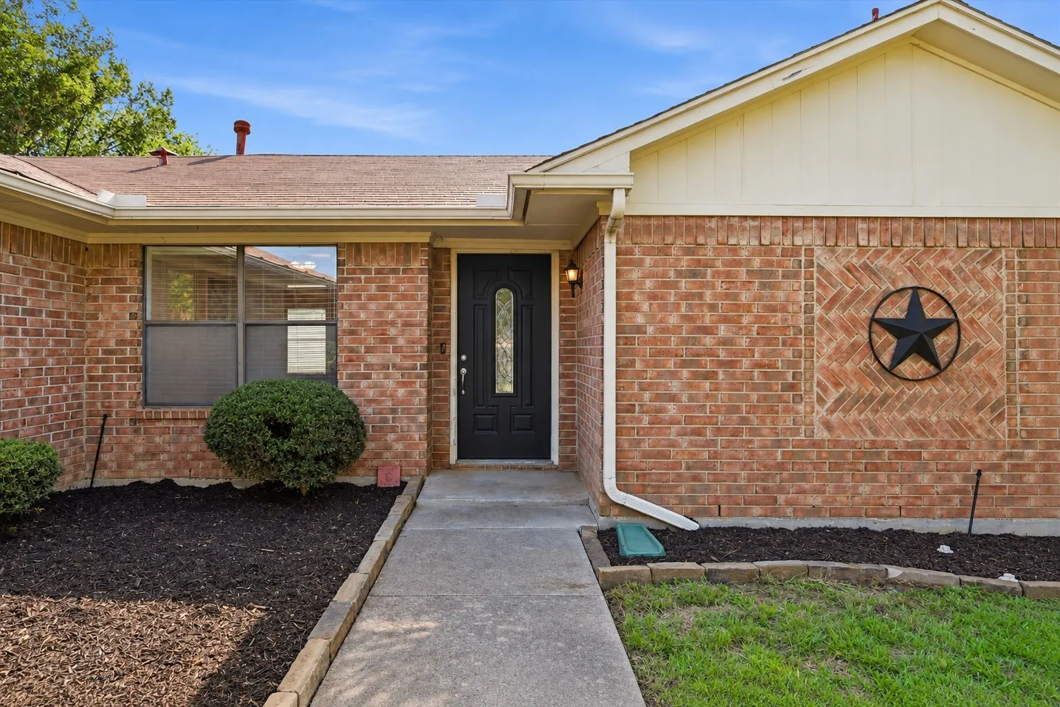 Single Family Residence For Sale in Denton County , 1815 Wisteria Street, Denton, Texas 76205, 3 Bedroom, 2 Bathroom, 2 Garage spaces, 1,680 Sqft, built in 1984, mls#21411926, Real Estate Agent in Denton, Homes For Sale in Denton county, Homes For Sale in Denton, Realtor in Denton Texas, Real Estate Brokerage Independent Realty Texas, Luminita Cordes Realtor