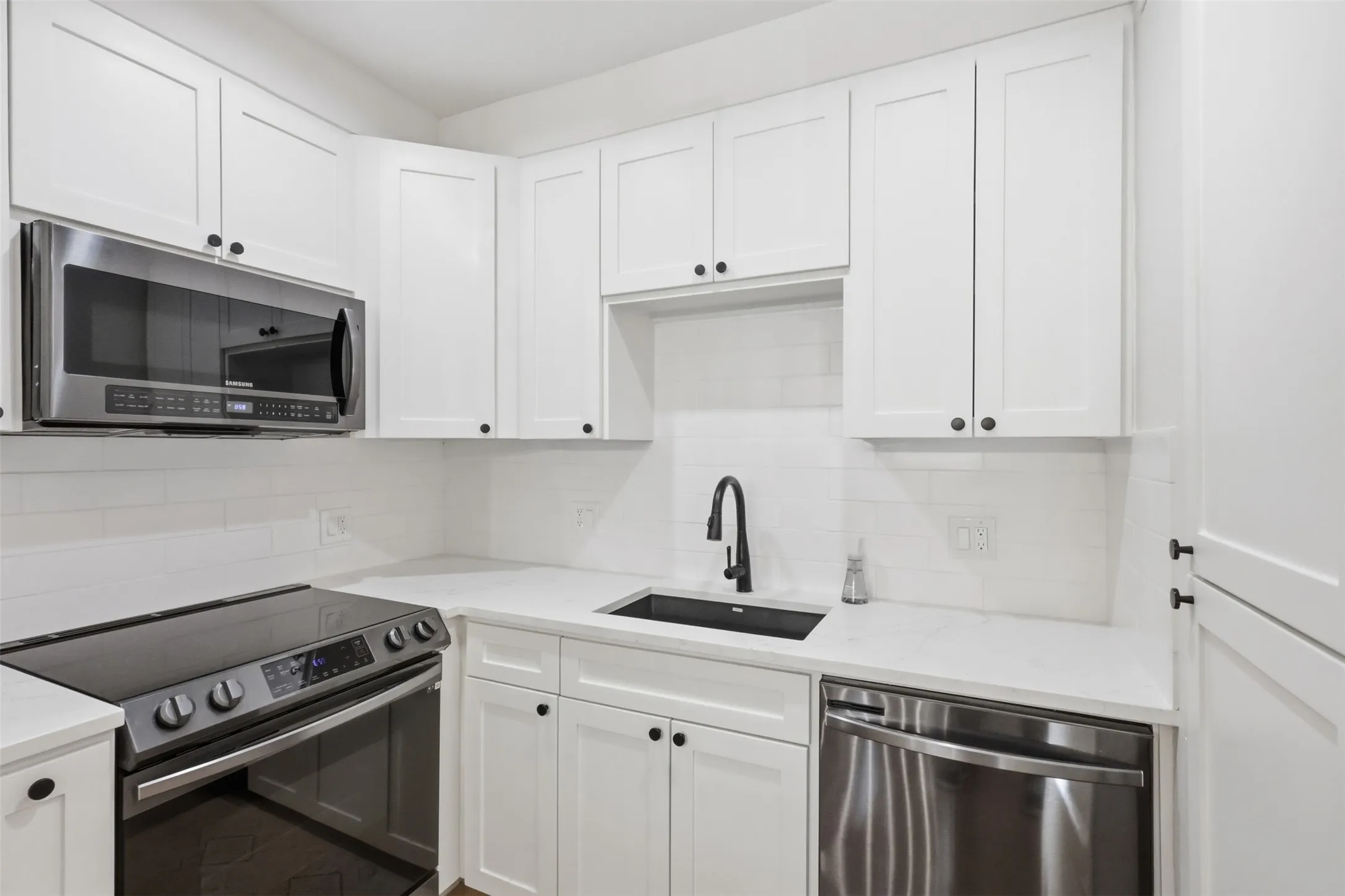 Townhouse For Sale in Dallas County , 4059 Buena Vista Street, Dallas, Texas 75204, 2 Bedroom, 3 Bathroom, 2 Garage spaces, 1,624 Sqft, built in 1973, mls#21403500, Real Estate Agent in Dallas, Homes For Sale in Dallas county, Homes For Sale in Dallas, Realtor in Dallas Texas, Real Estate Brokerage Independent Realty Texas, Luminita Cordes Realtor