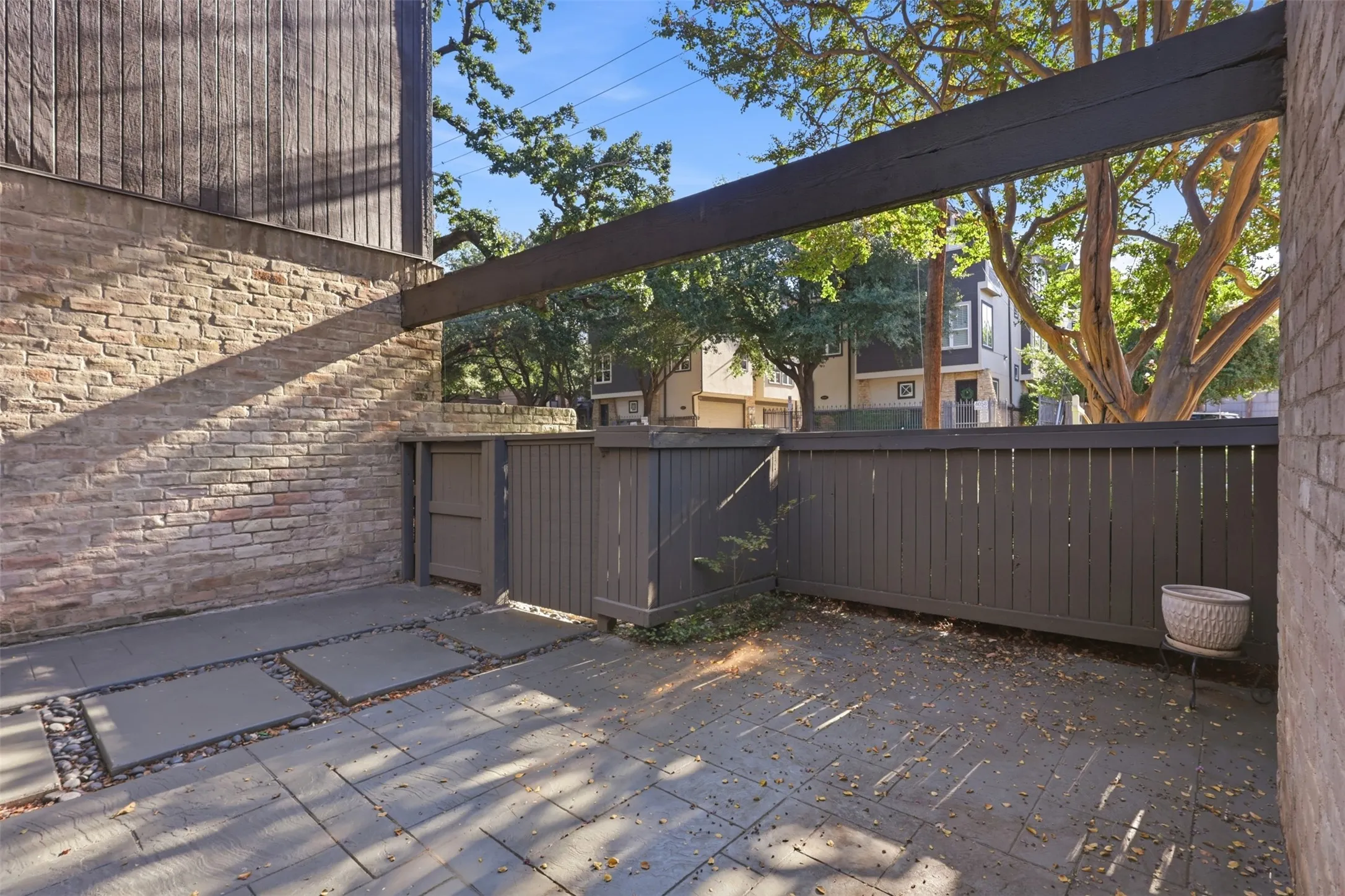 Townhouse For Sale in Dallas County , 4059 Buena Vista Street, Dallas, Texas 75204, 2 Bedroom, 3 Bathroom, 2 Garage spaces, 1,624 Sqft, built in 1973, mls#21403500, Real Estate Agent in Dallas, Homes For Sale in Dallas county, Homes For Sale in Dallas, Realtor in Dallas Texas, Real Estate Brokerage Independent Realty Texas, Luminita Cordes Realtor