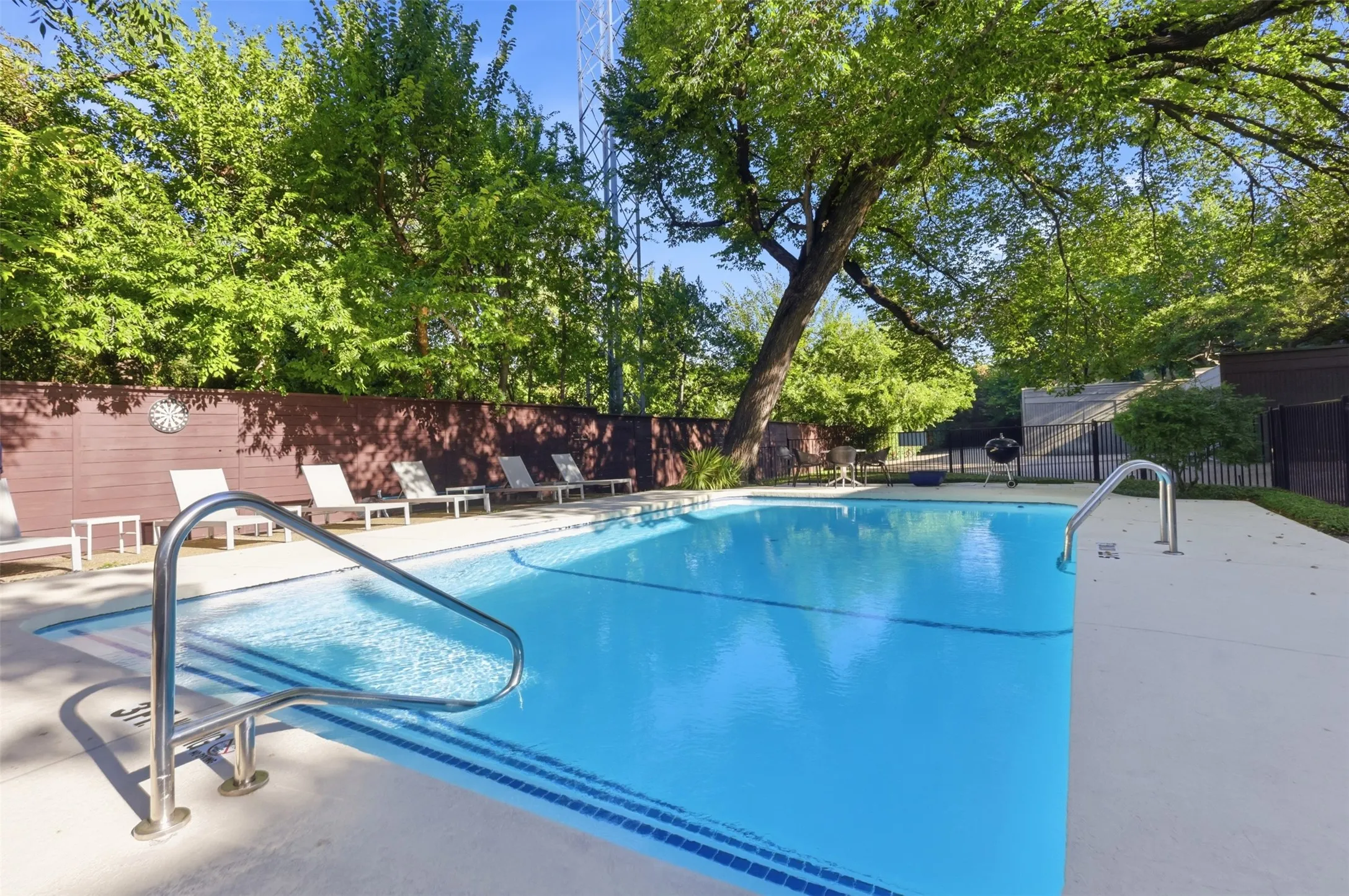 Townhouse For Sale in Dallas County , 4059 Buena Vista Street, Dallas, Texas 75204, 2 Bedroom, 3 Bathroom, 2 Garage spaces, 1,624 Sqft, built in 1973, mls#21403500, Real Estate Agent in Dallas, Homes For Sale in Dallas county, Homes For Sale in Dallas, Realtor in Dallas Texas, Real Estate Brokerage Independent Realty Texas, Luminita Cordes Realtor