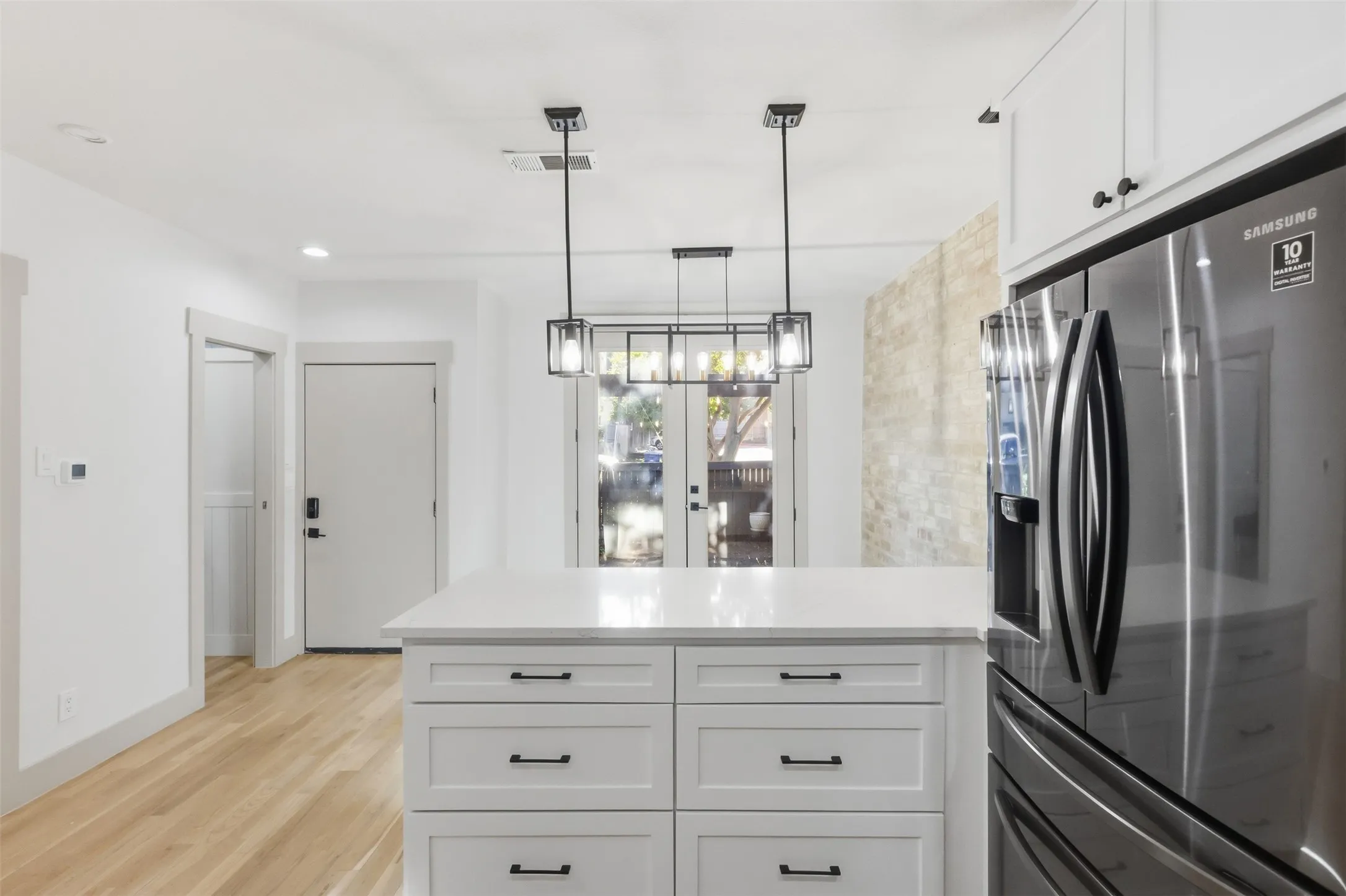 Townhouse For Sale in Dallas County , 4059 Buena Vista Street, Dallas, Texas 75204, 2 Bedroom, 3 Bathroom, 2 Garage spaces, 1,624 Sqft, built in 1973, mls#21403500, Real Estate Agent in Dallas, Homes For Sale in Dallas county, Homes For Sale in Dallas, Realtor in Dallas Texas, Real Estate Brokerage Independent Realty Texas, Luminita Cordes Realtor