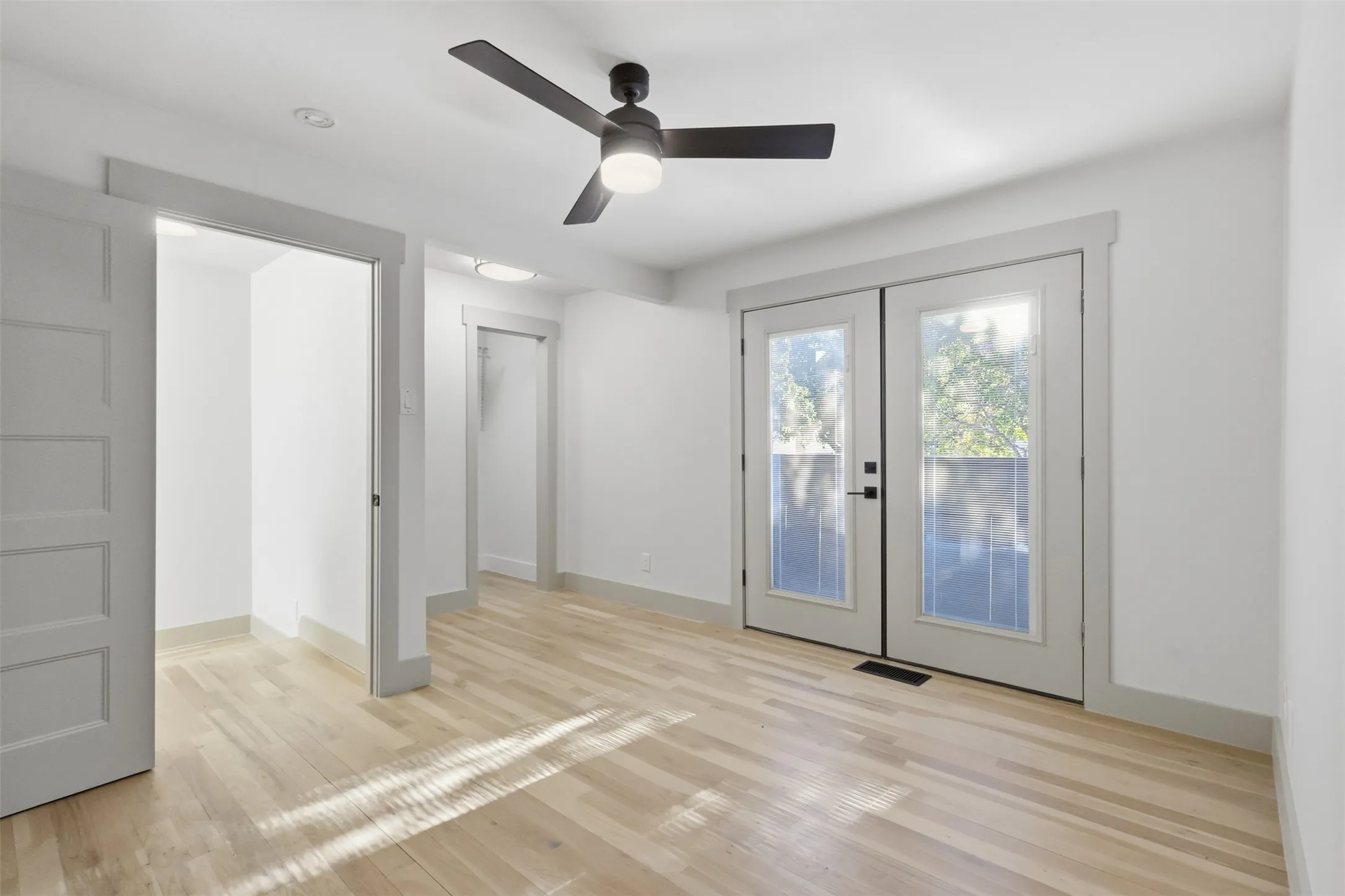 Townhouse For Sale in Dallas County , 4059 Buena Vista Street, Dallas, Texas 75204, 2 Bedroom, 3 Bathroom, 2 Garage spaces, 1,624 Sqft, built in 1973, mls#21403500, Real Estate Agent in Dallas, Homes For Sale in Dallas county, Homes For Sale in Dallas, Realtor in Dallas Texas, Real Estate Brokerage Independent Realty Texas, Luminita Cordes Realtor