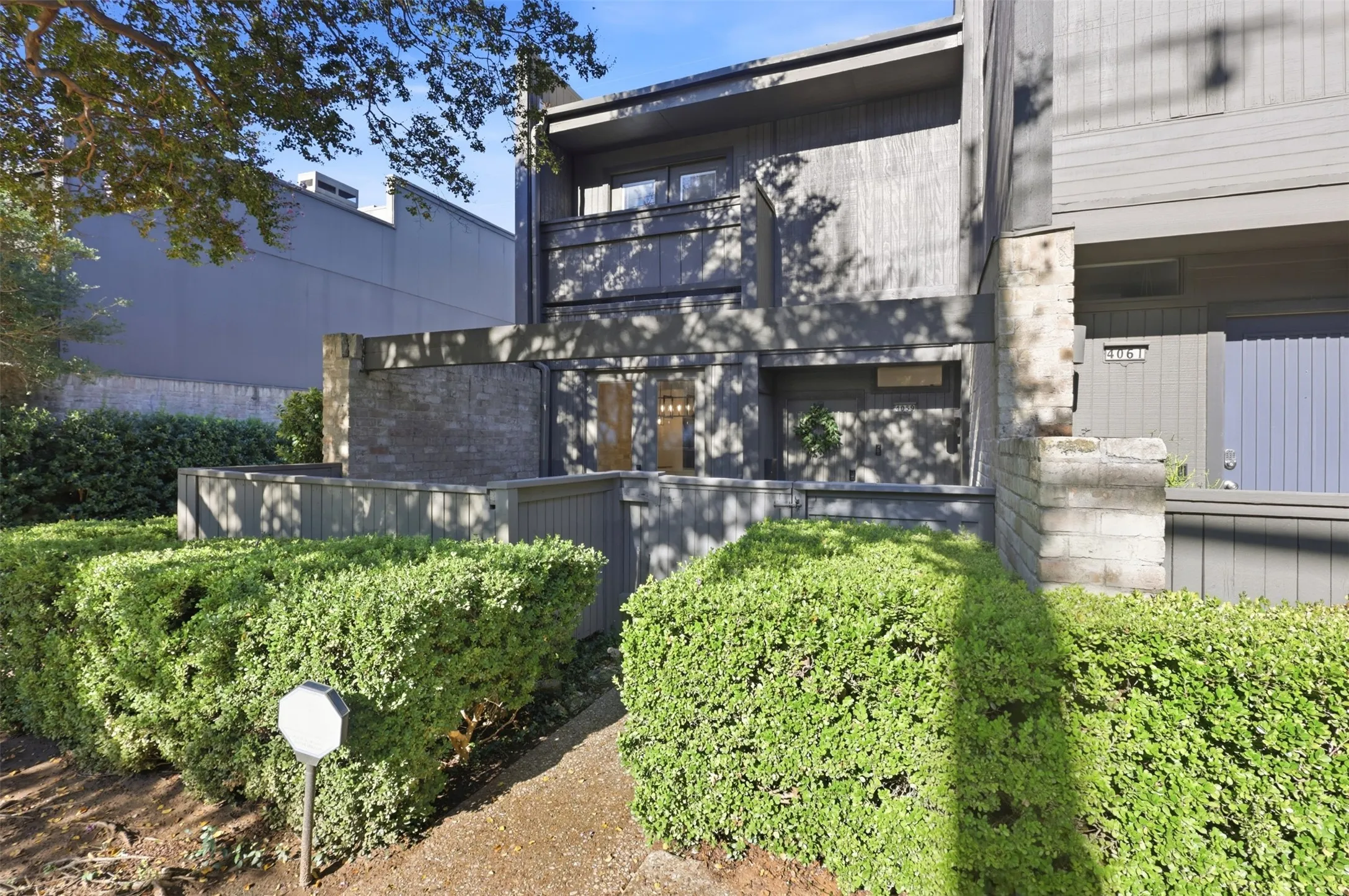 Townhouse For Sale in Dallas County , 4059 Buena Vista Street, Dallas, Texas 75204, 2 Bedroom, 3 Bathroom, 2 Garage spaces, 1,624 Sqft, built in 1973, mls#21403500, Real Estate Agent in Dallas, Homes For Sale in Dallas county, Homes For Sale in Dallas, Realtor in Dallas Texas, Real Estate Brokerage Independent Realty Texas, Luminita Cordes Realtor