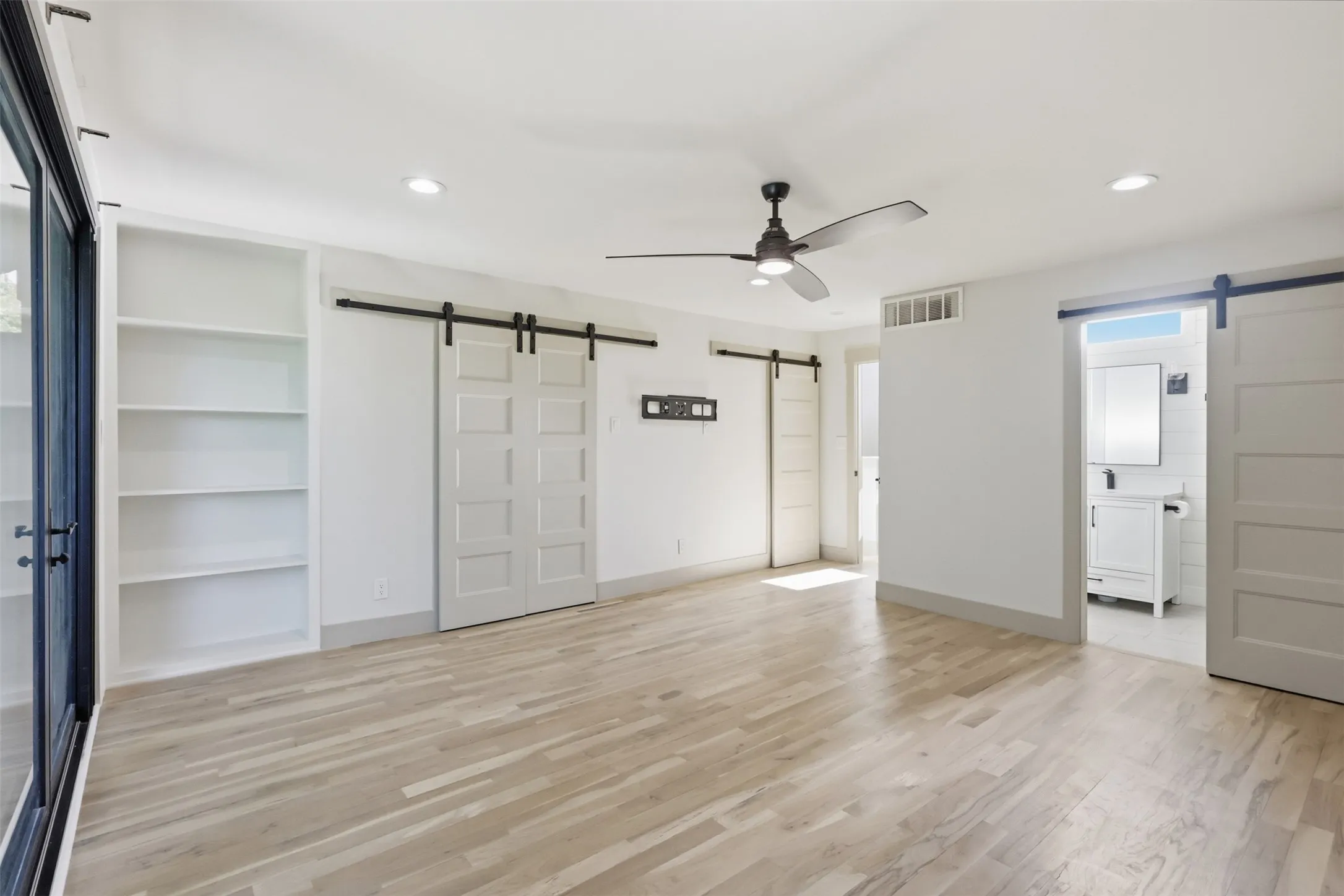 Townhouse For Sale in Dallas County , 4059 Buena Vista Street, Dallas, Texas 75204, 2 Bedroom, 3 Bathroom, 2 Garage spaces, 1,624 Sqft, built in 1973, mls#21403500, Real Estate Agent in Dallas, Homes For Sale in Dallas county, Homes For Sale in Dallas, Realtor in Dallas Texas, Real Estate Brokerage Independent Realty Texas, Luminita Cordes Realtor