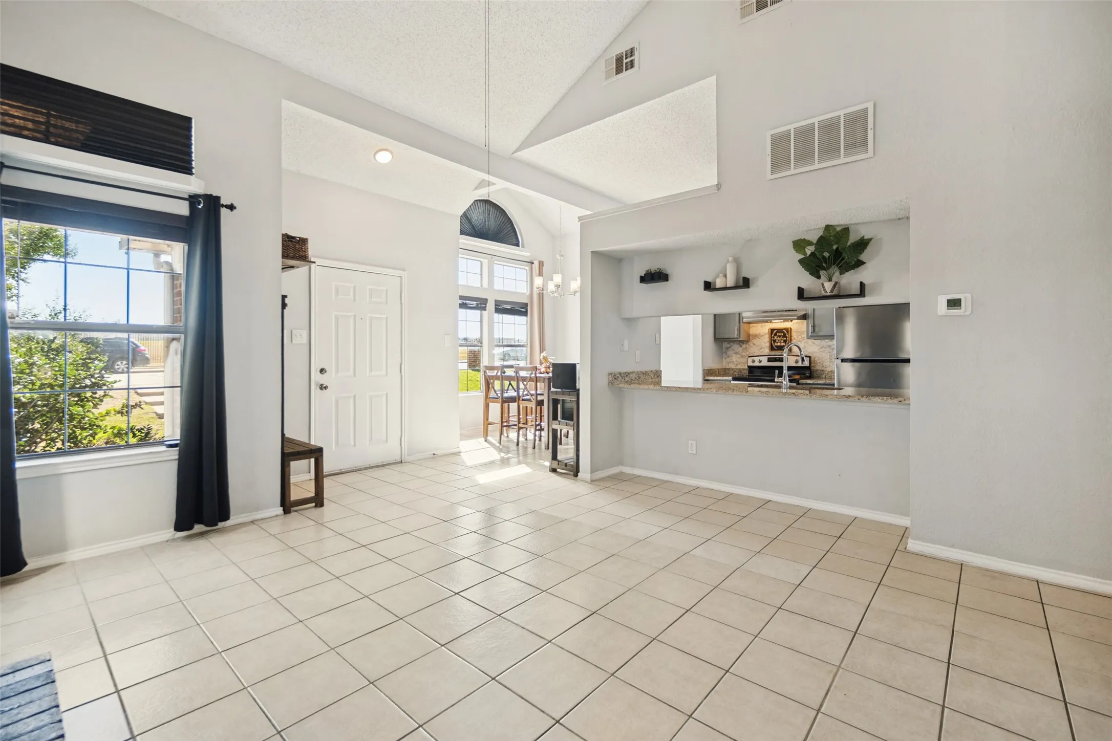 Single Family Residence For Sale in Dallas County , 4935 Lomax Drive, Dallas, Texas 75227, 3 Bedroom, 2 Bathroom, 2 Garage spaces, 1,267 Sqft, built in 1987, mls#21412887, Real Estate Agent in Dallas, Homes For Sale in Dallas county, Homes For Sale in Dallas, Realtor in Dallas Texas, Real Estate Brokerage Independent Realty Texas, Luminita Cordes Realtor