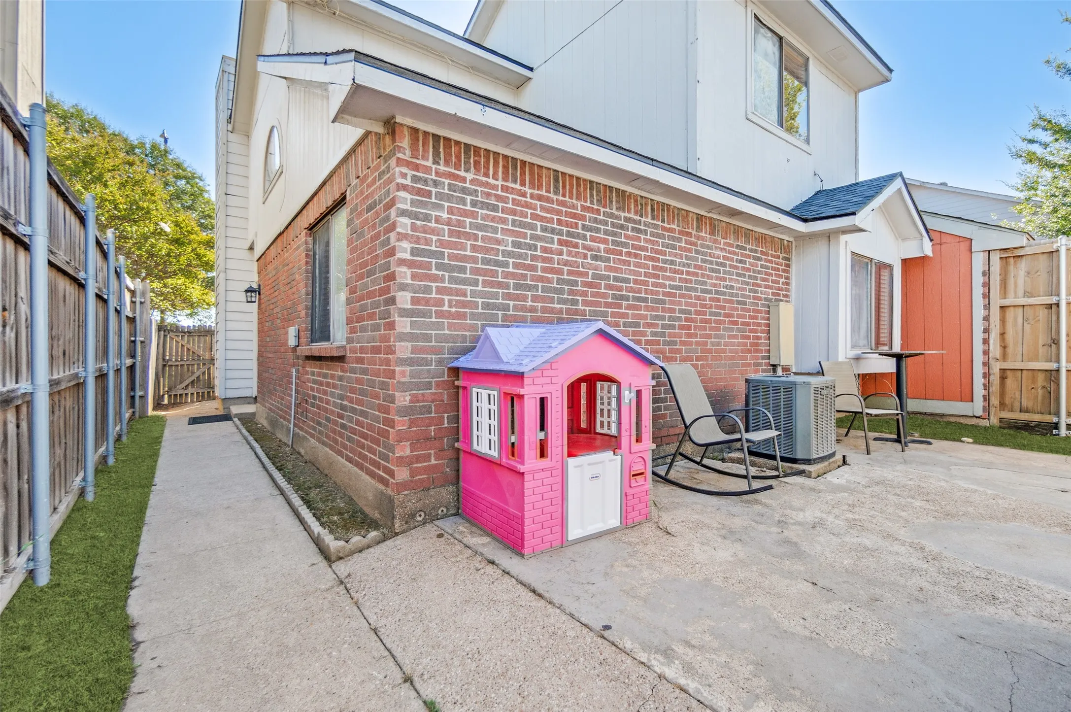 Single Family Residence For Sale in Dallas County , 4935 Lomax Drive, Dallas, Texas 75227, 3 Bedroom, 2 Bathroom, 2 Garage spaces, 1,267 Sqft, built in 1987, mls#21412887, Real Estate Agent in Dallas, Homes For Sale in Dallas county, Homes For Sale in Dallas, Realtor in Dallas Texas, Real Estate Brokerage Independent Realty Texas, Luminita Cordes Realtor