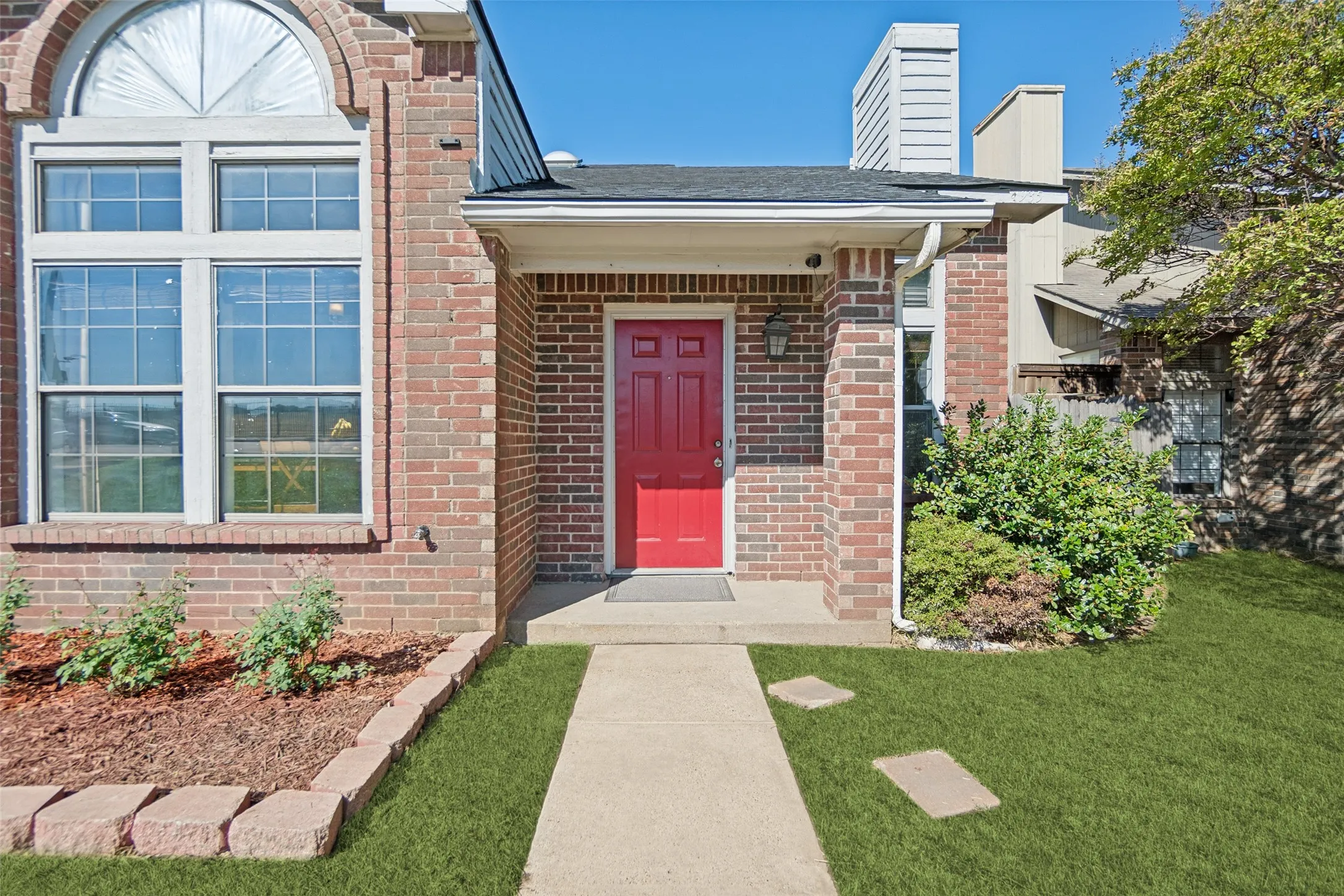 Single Family Residence For Sale in Dallas County , 4935 Lomax Drive, Dallas, Texas 75227, 3 Bedroom, 2 Bathroom, 2 Garage spaces, 1,267 Sqft, built in 1987, mls#21412887, Real Estate Agent in Dallas, Homes For Sale in Dallas county, Homes For Sale in Dallas, Realtor in Dallas Texas, Real Estate Brokerage Independent Realty Texas, Luminita Cordes Realtor