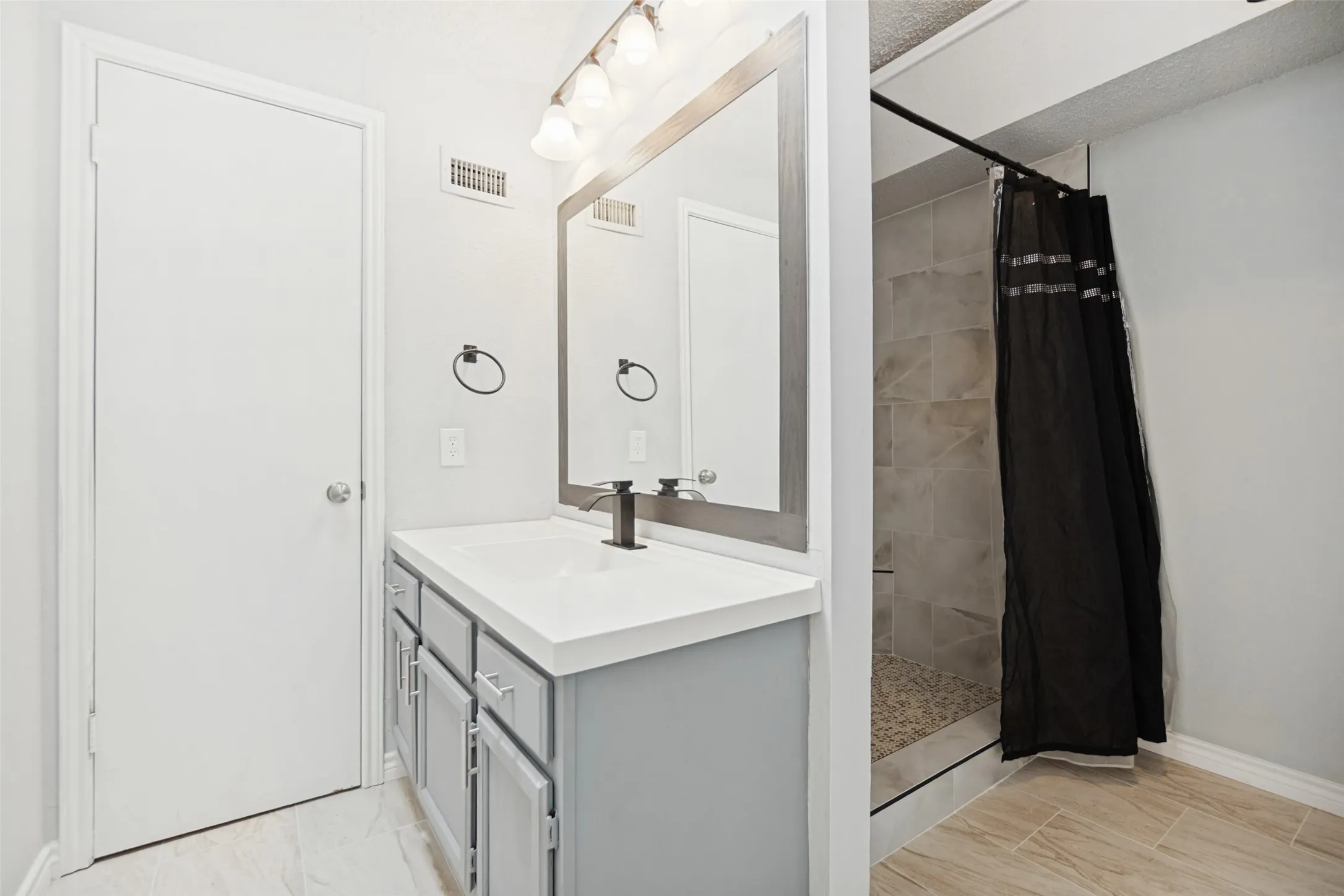 Single Family Residence For Sale in Dallas County , 4935 Lomax Drive, Dallas, Texas 75227, 3 Bedroom, 2 Bathroom, 2 Garage spaces, 1,267 Sqft, built in 1987, mls#21412887, Real Estate Agent in Dallas, Homes For Sale in Dallas county, Homes For Sale in Dallas, Realtor in Dallas Texas, Real Estate Brokerage Independent Realty Texas, Luminita Cordes Realtor