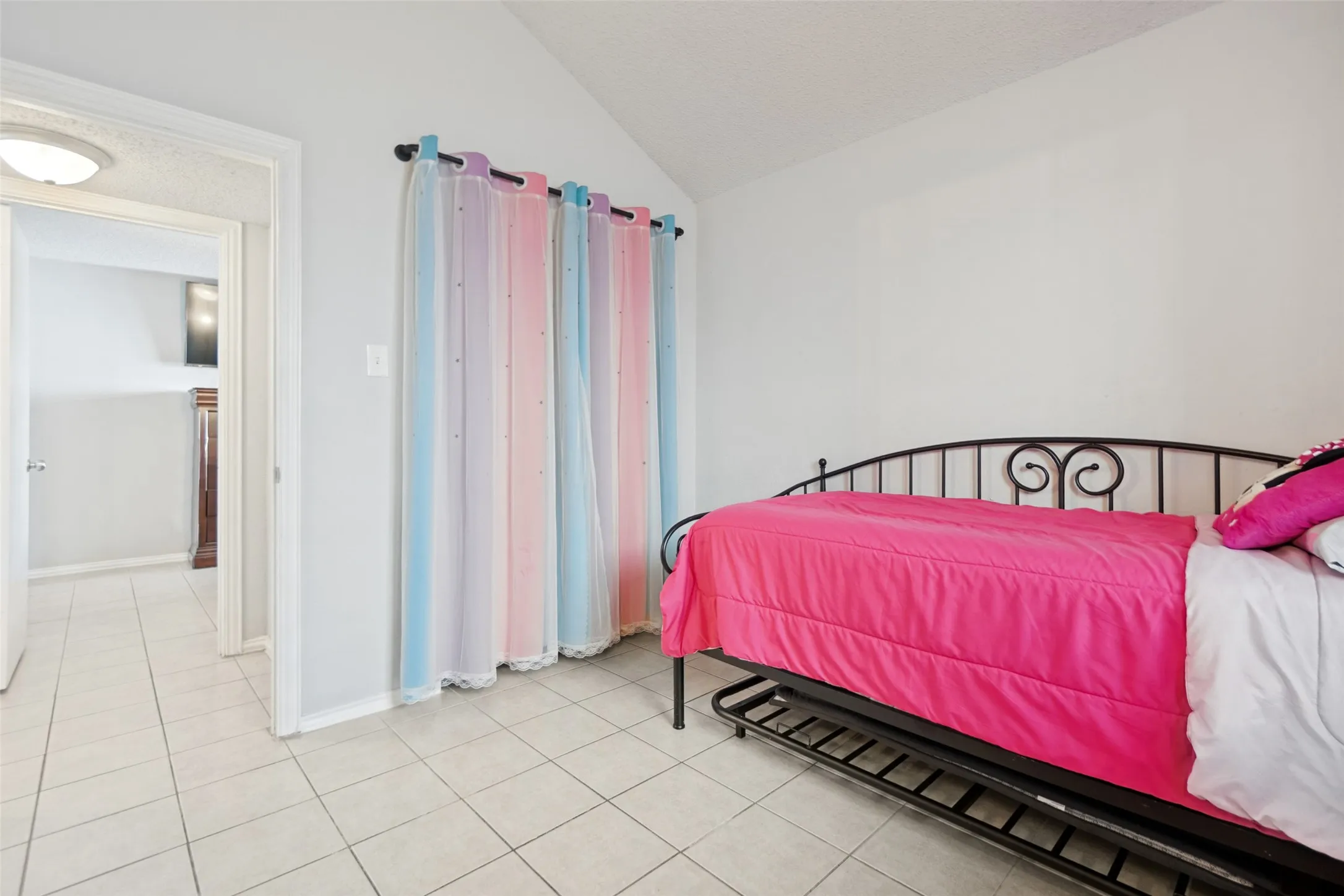 Single Family Residence For Sale in Dallas County , 4935 Lomax Drive, Dallas, Texas 75227, 3 Bedroom, 2 Bathroom, 2 Garage spaces, 1,267 Sqft, built in 1987, mls#21412887, Real Estate Agent in Dallas, Homes For Sale in Dallas county, Homes For Sale in Dallas, Realtor in Dallas Texas, Real Estate Brokerage Independent Realty Texas, Luminita Cordes Realtor