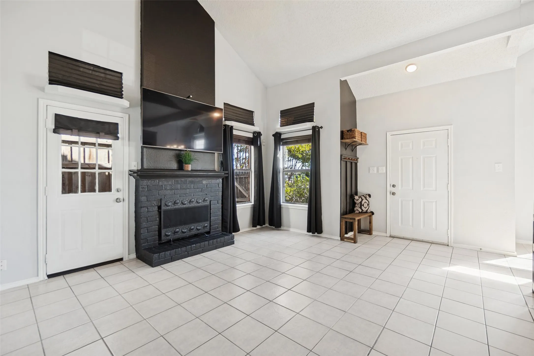 Single Family Residence For Sale in Dallas County , 4935 Lomax Drive, Dallas, Texas 75227, 3 Bedroom, 2 Bathroom, 2 Garage spaces, 1,267 Sqft, built in 1987, mls#21412887, Real Estate Agent in Dallas, Homes For Sale in Dallas county, Homes For Sale in Dallas, Realtor in Dallas Texas, Real Estate Brokerage Independent Realty Texas, Luminita Cordes Realtor