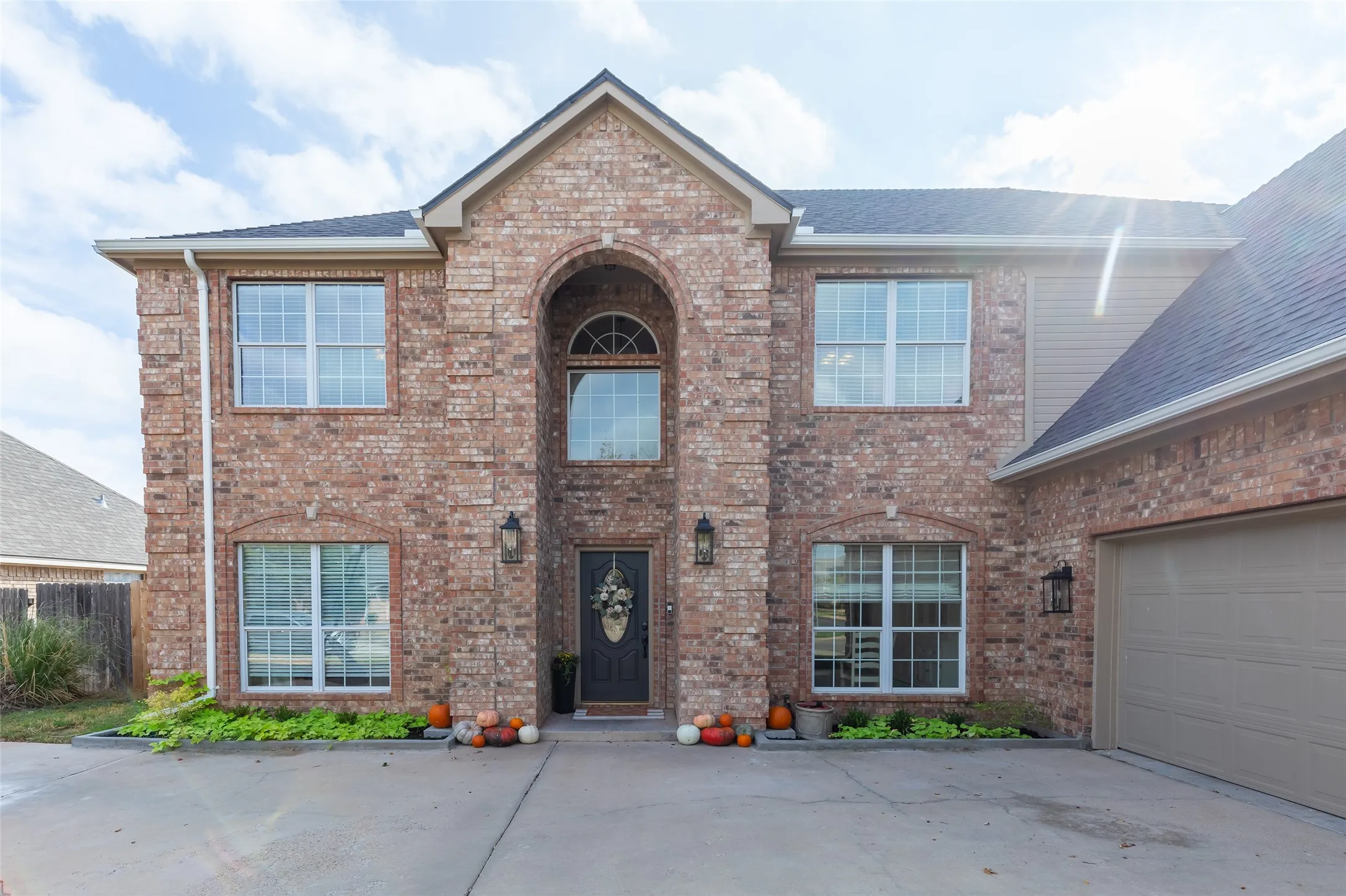 Single Family Residence For Sale in Taylor County , 8325 Thompson Parkway, Abilene, Texas 79606, 6 Bedroom, 3 Bathroom, 2 Garage spaces, 3,543 Sqft, built in 2006, mls#21413444, Real Estate Agent in Abilene, Homes For Sale in Taylor county, Homes For Sale in Abilene, Realtor in Abilene Texas, Real Estate Brokerage Independent Realty Texas, Luminita Cordes Realtor