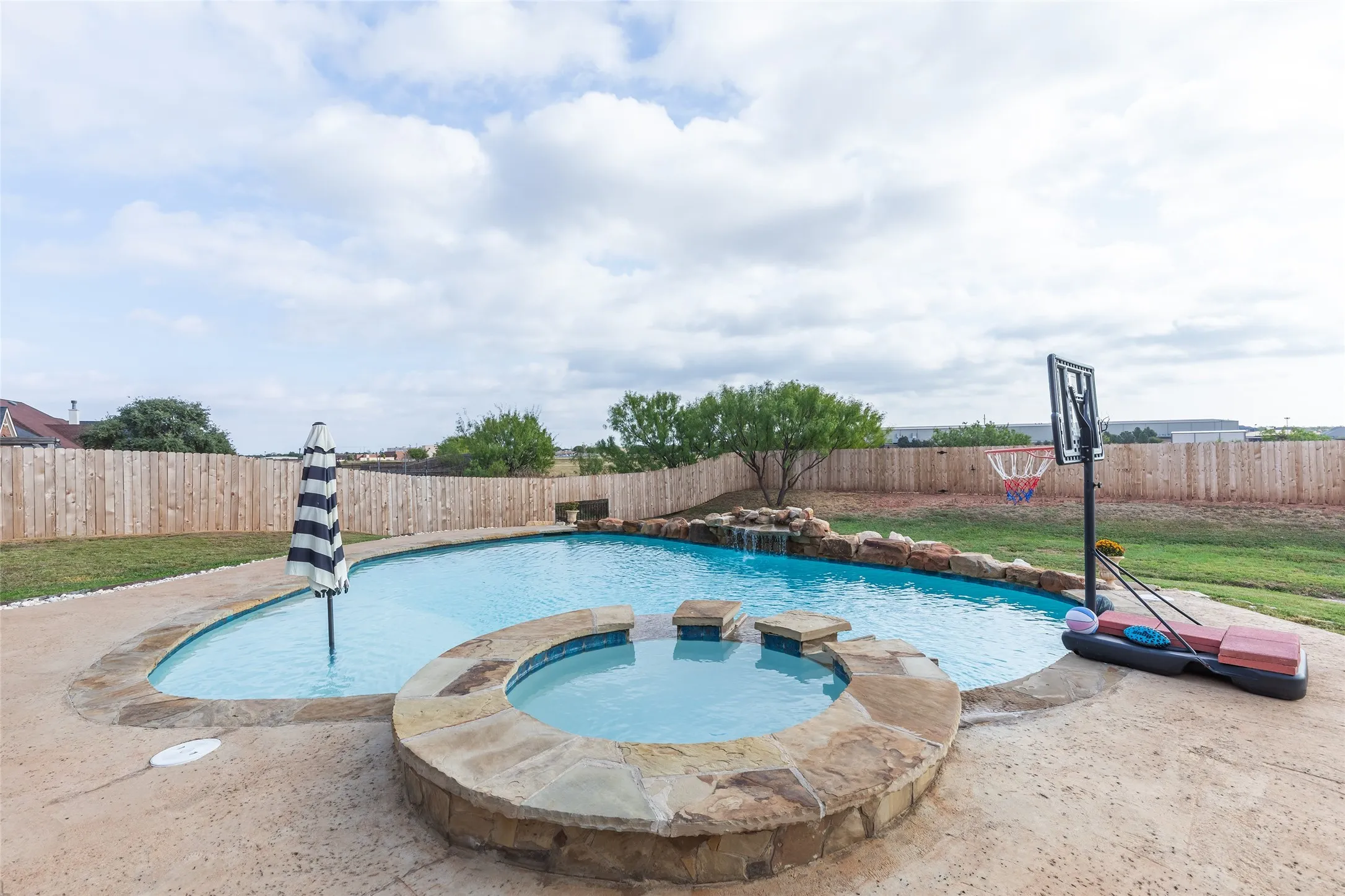 Single Family Residence For Sale in Taylor County , 8325 Thompson Parkway, Abilene, Texas 79606, 6 Bedroom, 3 Bathroom, 2 Garage spaces, 3,543 Sqft, built in 2006, mls#21413444, Real Estate Agent in Abilene, Homes For Sale in Taylor county, Homes For Sale in Abilene, Realtor in Abilene Texas, Real Estate Brokerage Independent Realty Texas, Luminita Cordes Realtor