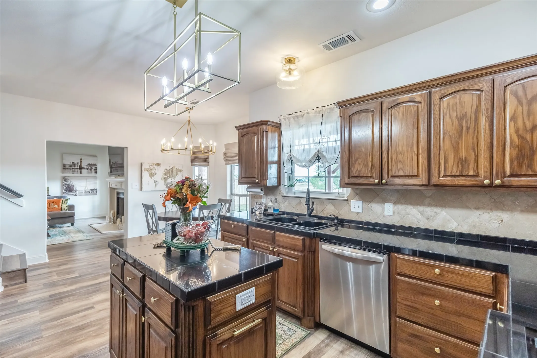 Single Family Residence For Sale in Taylor County , 8325 Thompson Parkway, Abilene, Texas 79606, 6 Bedroom, 3 Bathroom, 2 Garage spaces, 3,543 Sqft, built in 2006, mls#21413444, Real Estate Agent in Abilene, Homes For Sale in Taylor county, Homes For Sale in Abilene, Realtor in Abilene Texas, Real Estate Brokerage Independent Realty Texas, Luminita Cordes Realtor