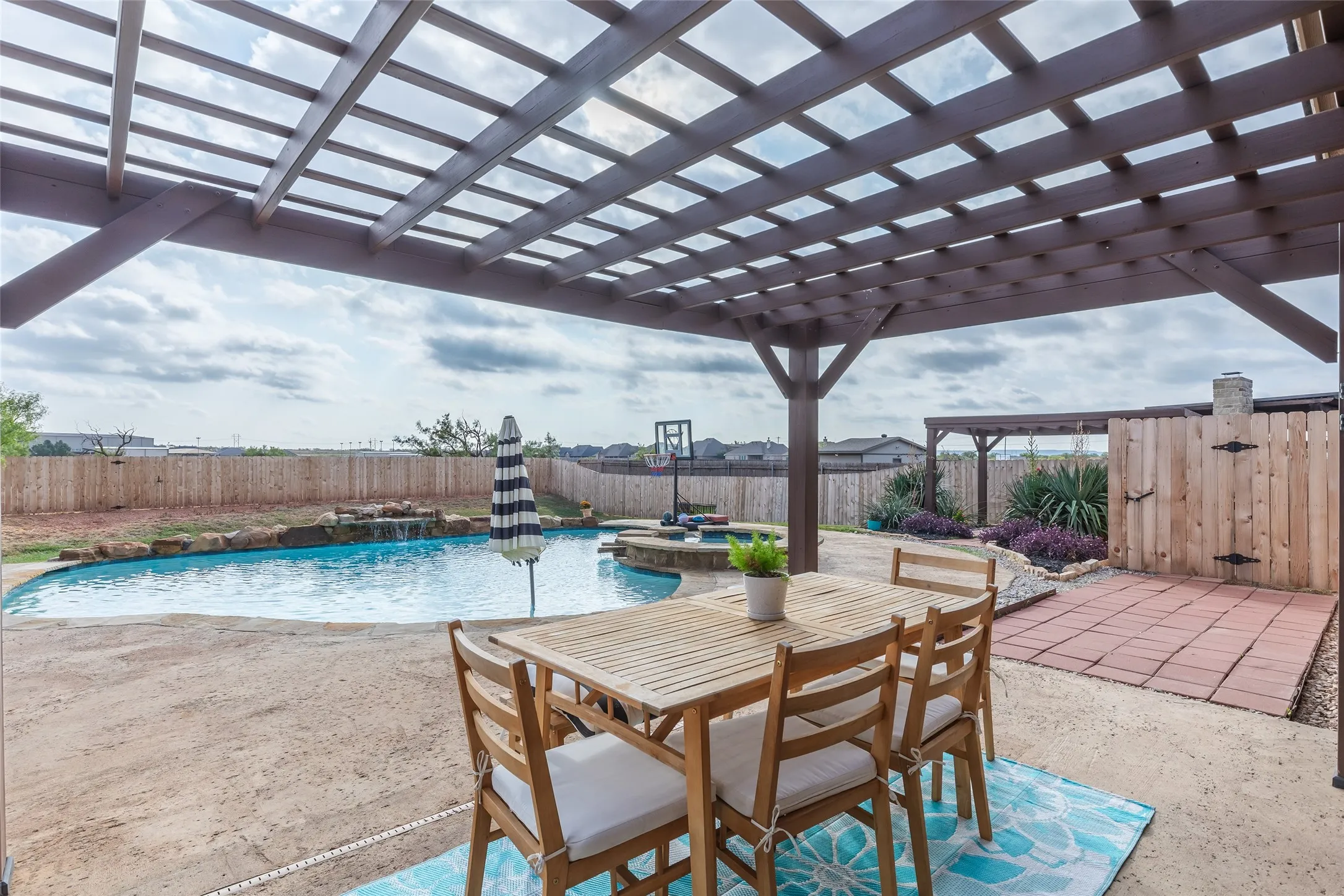 Single Family Residence For Sale in Taylor County , 8325 Thompson Parkway, Abilene, Texas 79606, 6 Bedroom, 3 Bathroom, 2 Garage spaces, 3,543 Sqft, built in 2006, mls#21413444, Real Estate Agent in Abilene, Homes For Sale in Taylor county, Homes For Sale in Abilene, Realtor in Abilene Texas, Real Estate Brokerage Independent Realty Texas, Luminita Cordes Realtor