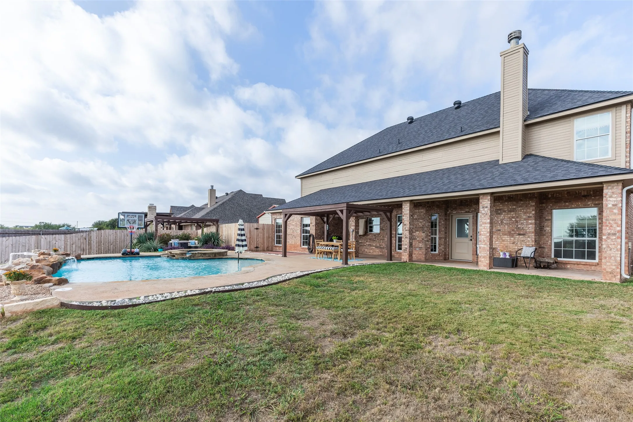 Single Family Residence For Sale in Taylor County , 8325 Thompson Parkway, Abilene, Texas 79606, 6 Bedroom, 3 Bathroom, 2 Garage spaces, 3,543 Sqft, built in 2006, mls#21413444, Real Estate Agent in Abilene, Homes For Sale in Taylor county, Homes For Sale in Abilene, Realtor in Abilene Texas, Real Estate Brokerage Independent Realty Texas, Luminita Cordes Realtor